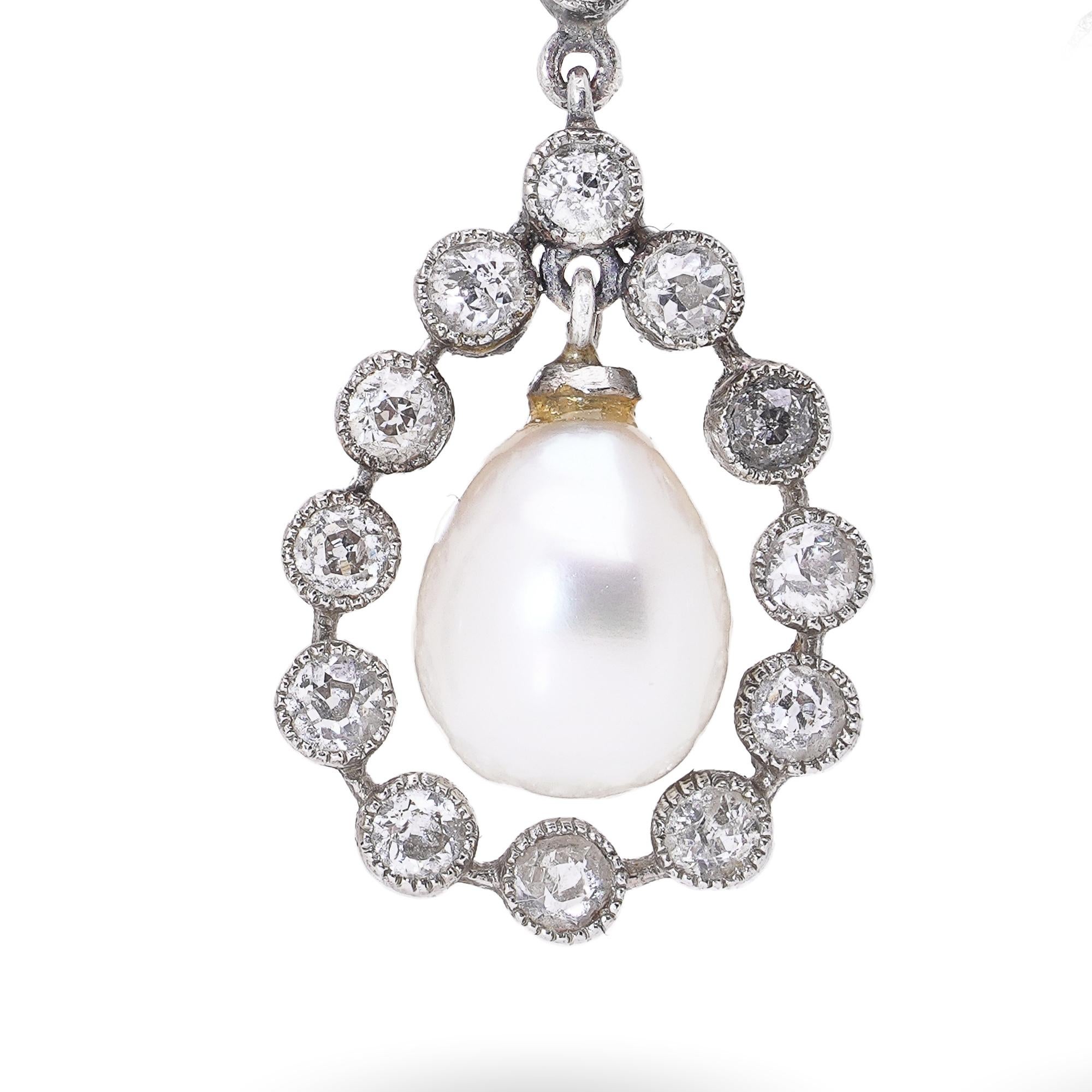 Donna Orecchini Art Deco in platino con perle naturali e diamanti antichi, 1920 ca. in vendita
