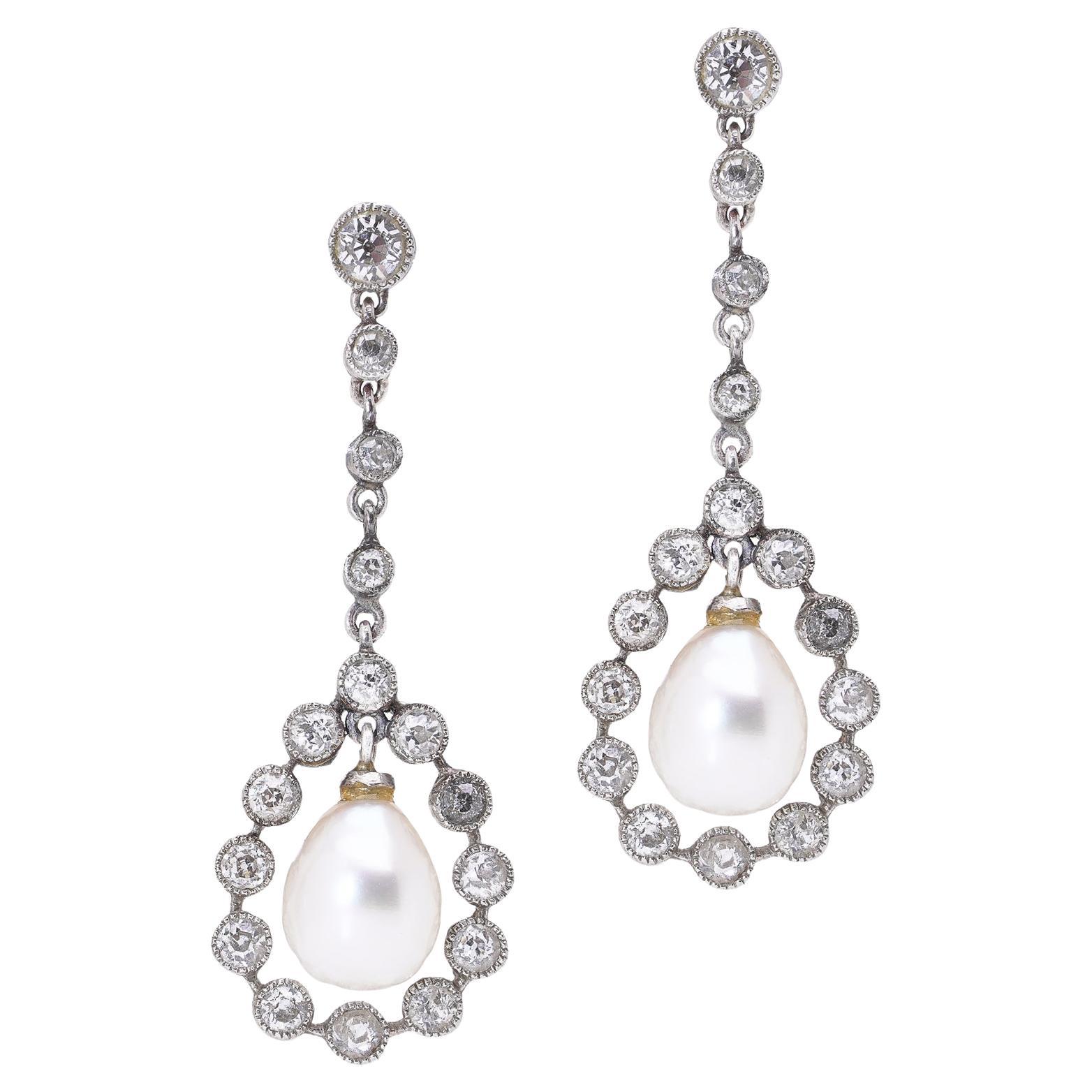 Orecchini Art Deco in platino con perle naturali e diamanti antichi, 1920 ca. in vendita