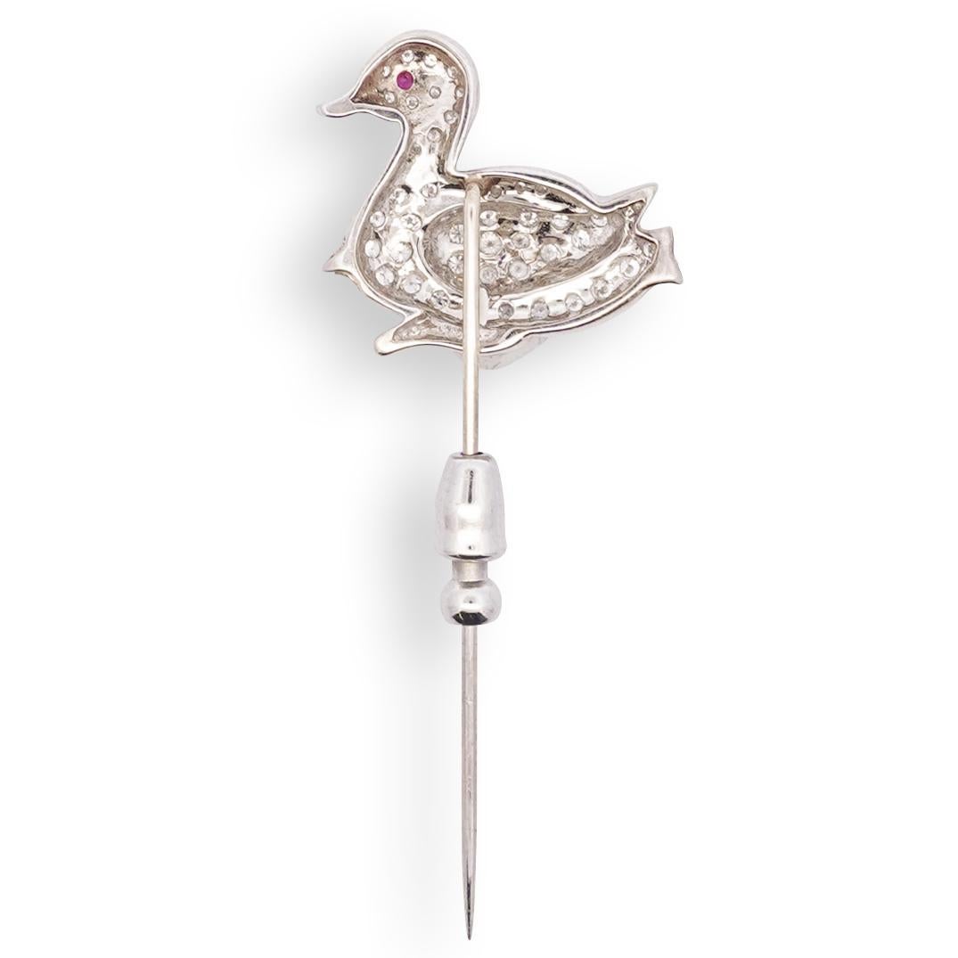 Épingle de canard Art déco du début du 20e siècle, ornée de diamants et d'un œil en rubis Unisexe en vente