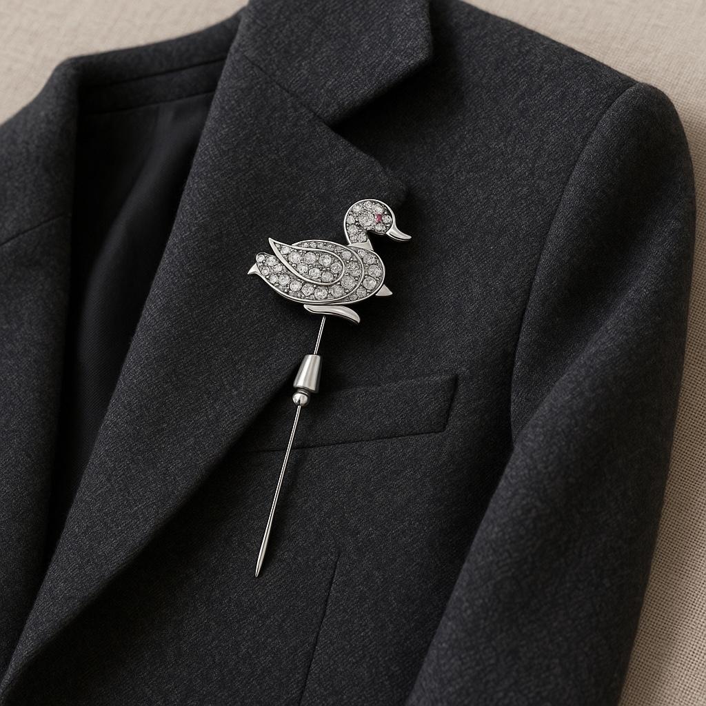 Épingle de canard Art déco du début du 20e siècle, ornée de diamants et d'un œil en rubis Bon état - En vente à New York, NY