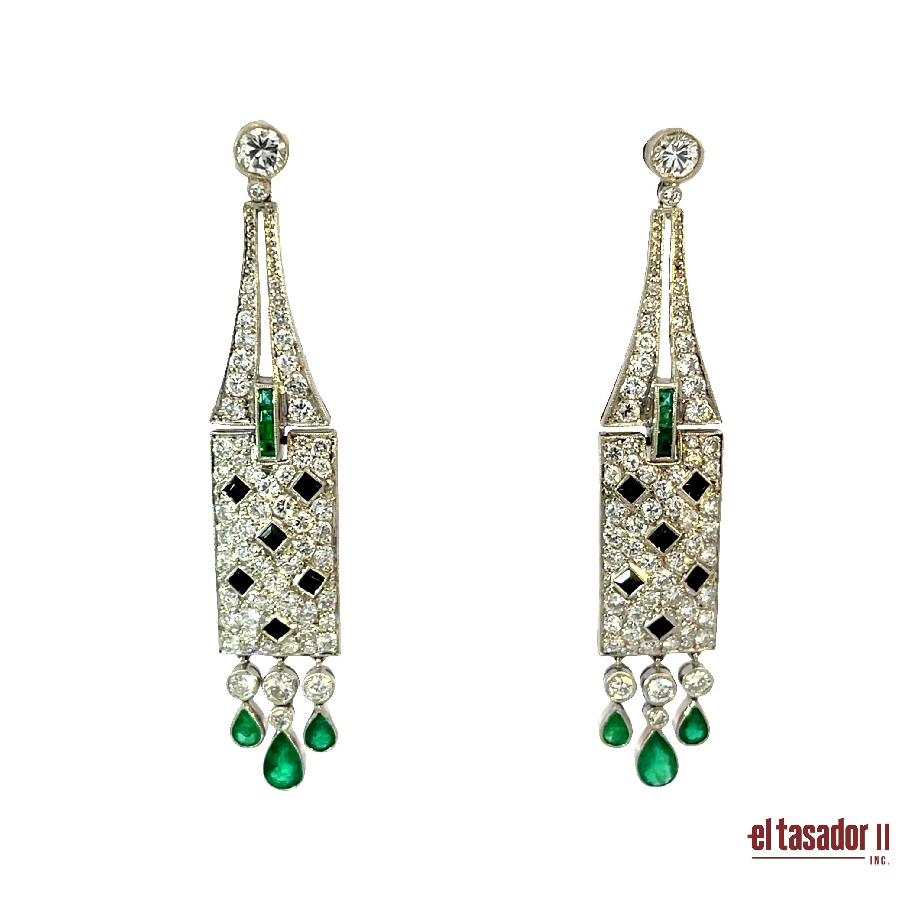 Questi squisiti orecchini in platino Art Deco pesano 18 grammi e incarnano l'eleganza dell'epoca del design degli anni Venti. La coppia presenta 2 diamanti a taglio brillante per un totale di 0,65 carati, completati da altri 3,24 carati di diamanti,