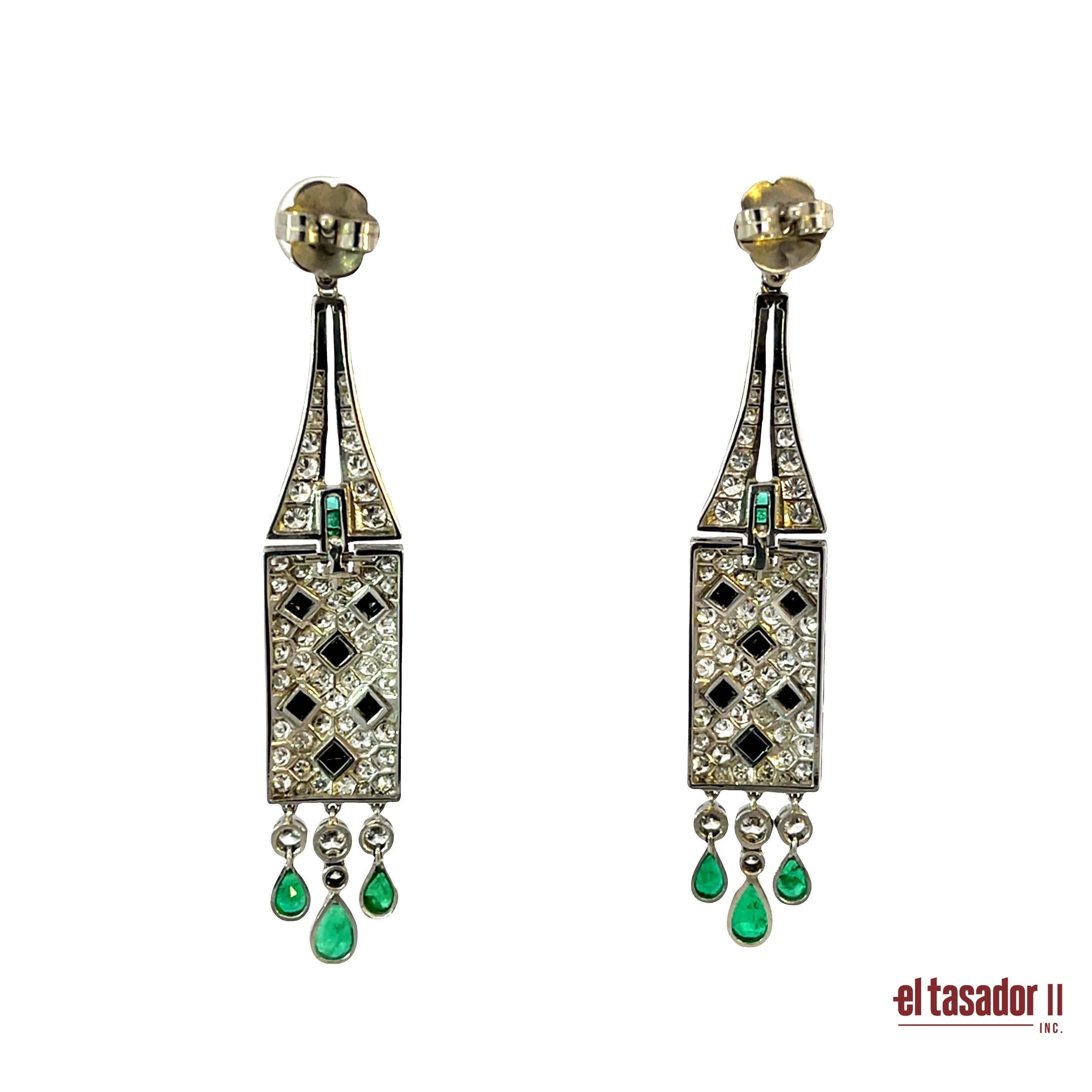 Art Déco Orecchini Art Deco in platino con 3,89 carati di diamanti, 1,16 carati di smeraldi e onice  Descr in vendita