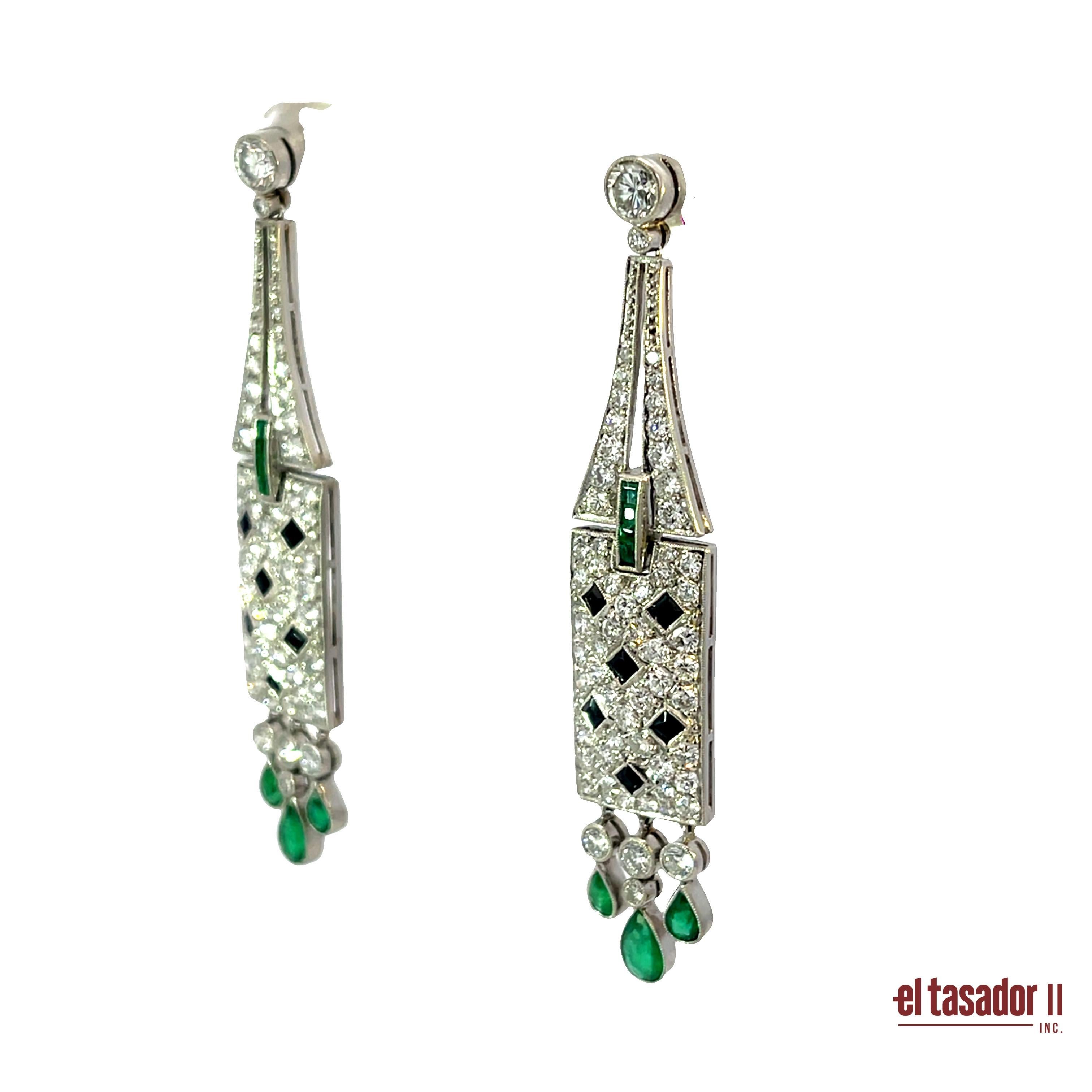 Taglio brillante Orecchini Art Deco in platino con 3,89 carati di diamanti, 1,16 carati di smeraldi e onice  Descr in vendita