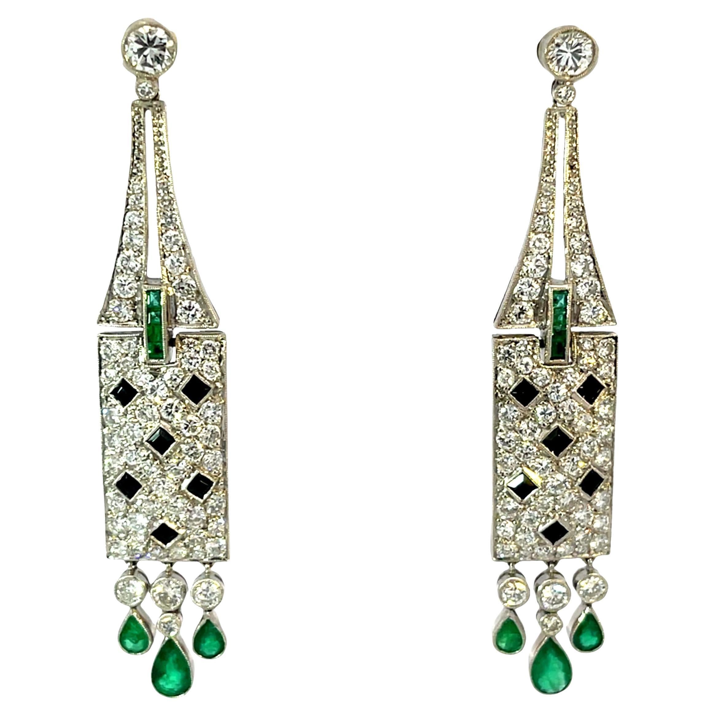 Boucles d'oreilles Art Déco en platine avec 3,89 ct de diamants, 1,16 ct d'émeraudes et de l'onyx  Descr