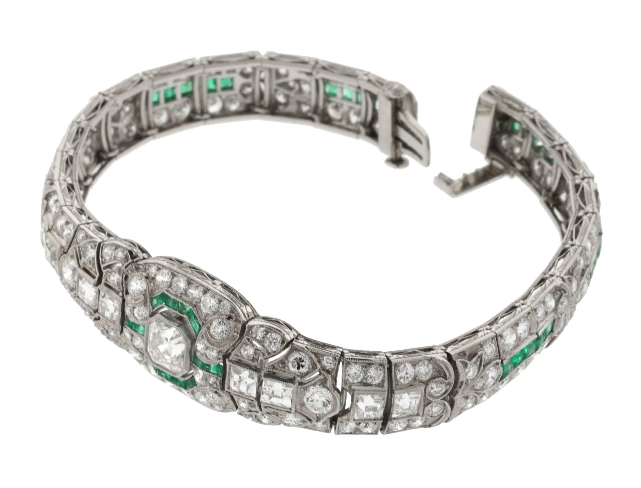 Taille Asscher Bracelet Art déco en platine, émeraudes et diamants en vente