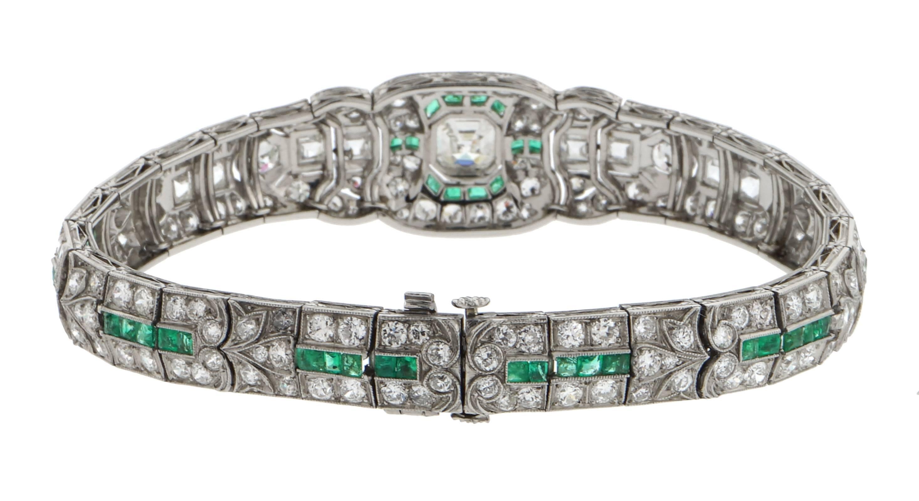 Bracelet Art déco en platine, émeraudes et diamants Excellent état - En vente à Chicago, IL