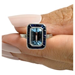 Anello Art Deco in platino taglio smeraldo Aqua con zaffiro a raggiera