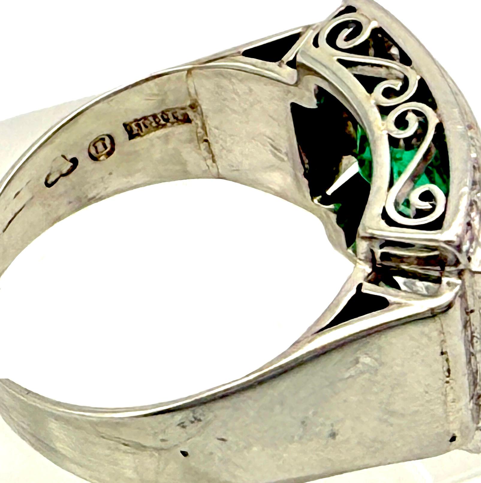 Art Deco Platinum Emerald Diamond Pinkie Ring In Good Condition For Sale In Munich, Bavaria
