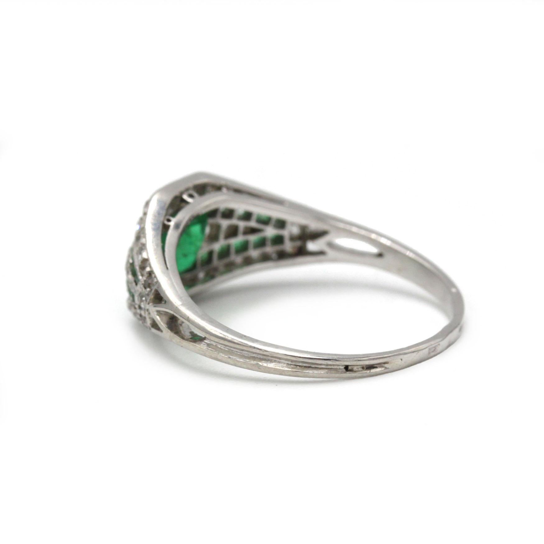 Art Deco Platinum Emerald & Diamond Ring (c. 1910–1920) In Good Condition For Sale In MONTMORENCY, FR