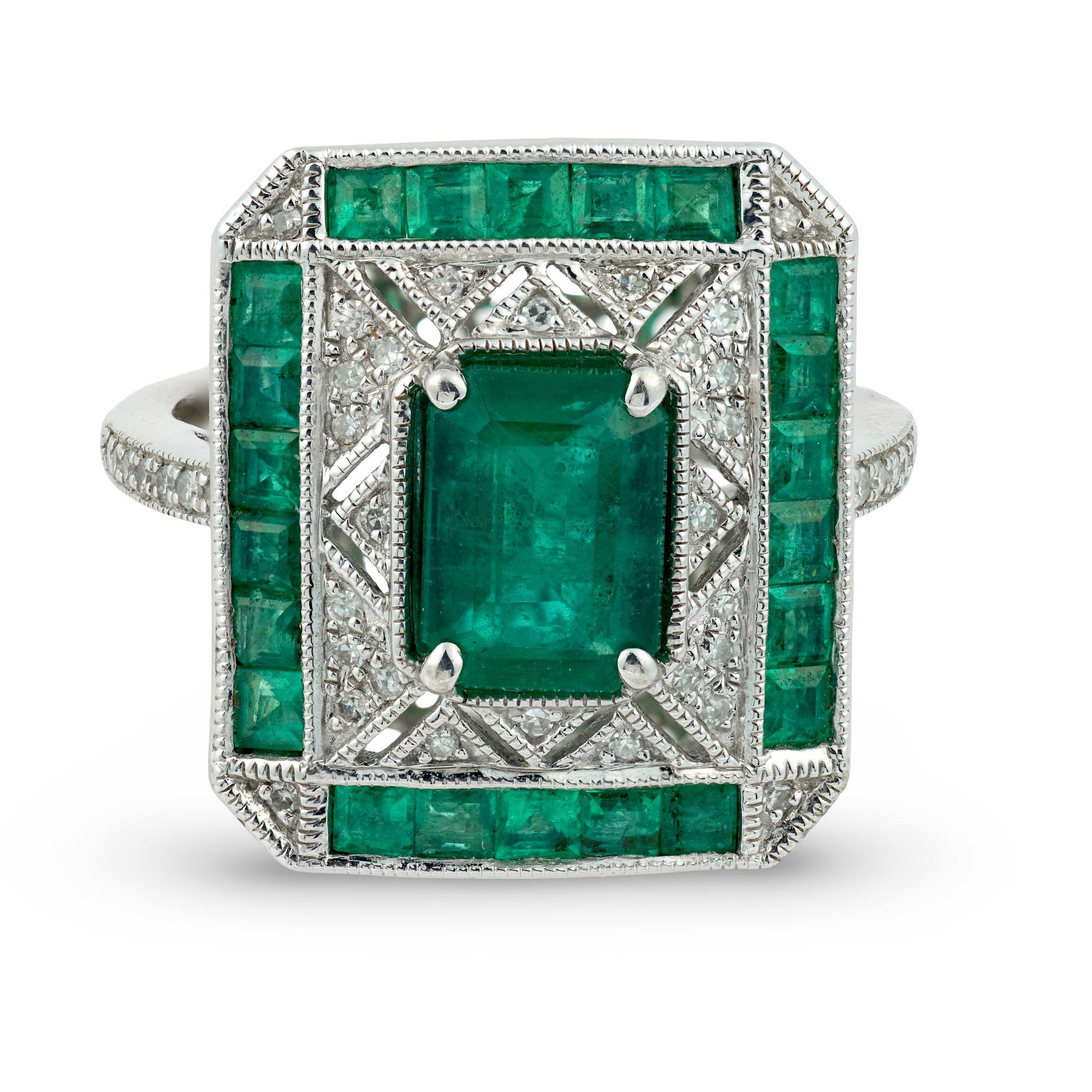 Un delizioso anello in stile Art Deco! Realizzato in platino, questo anello presenta un grande centro a forma di smeraldo. Il centro è caratterizzato da uno smeraldo centrale da 1,50 carati incastonato, che mostra una splendida tonalità di verde. Lo