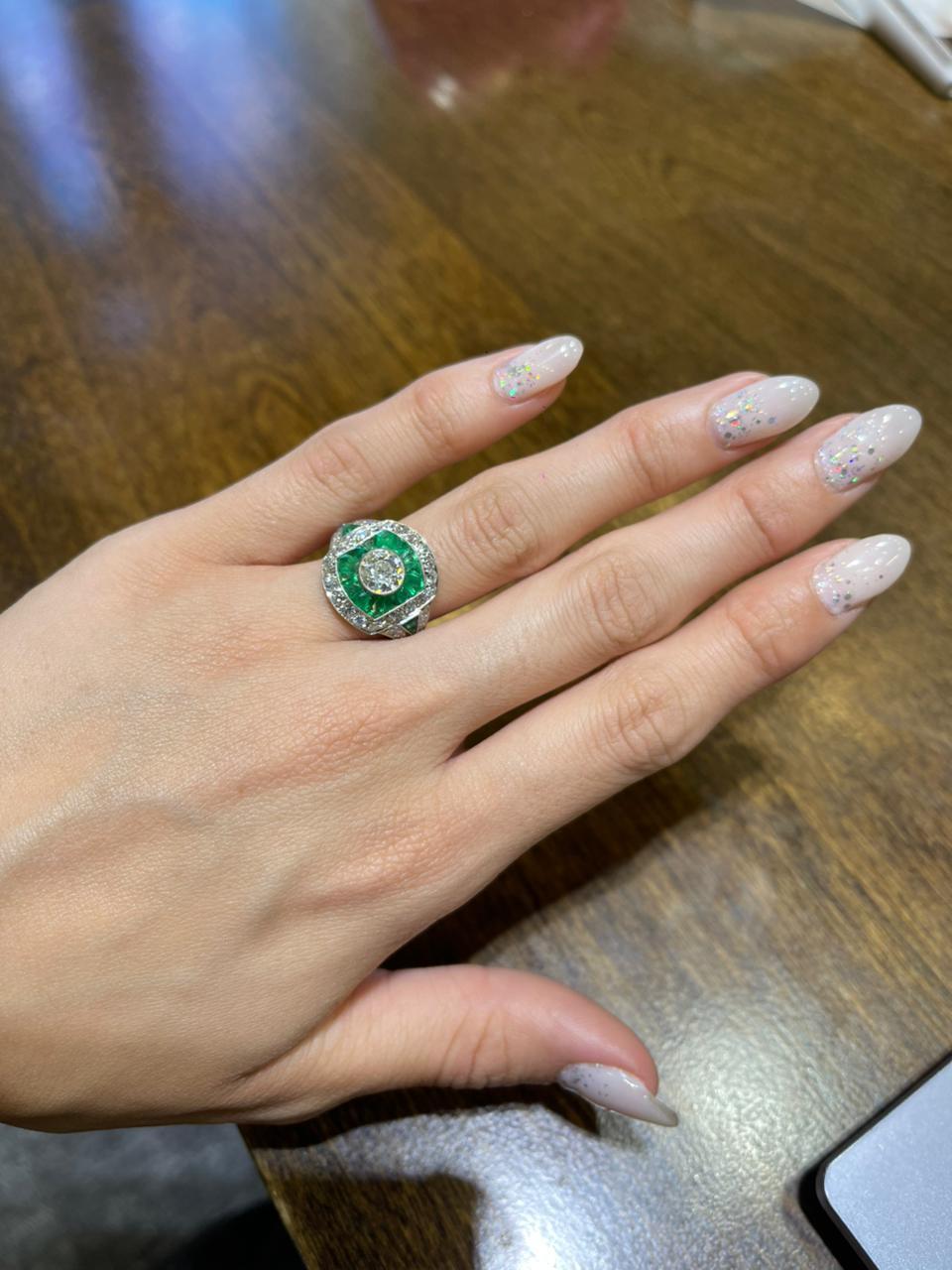 Art Deco Platin Smaragd & Diamant Ring im Angebot 1