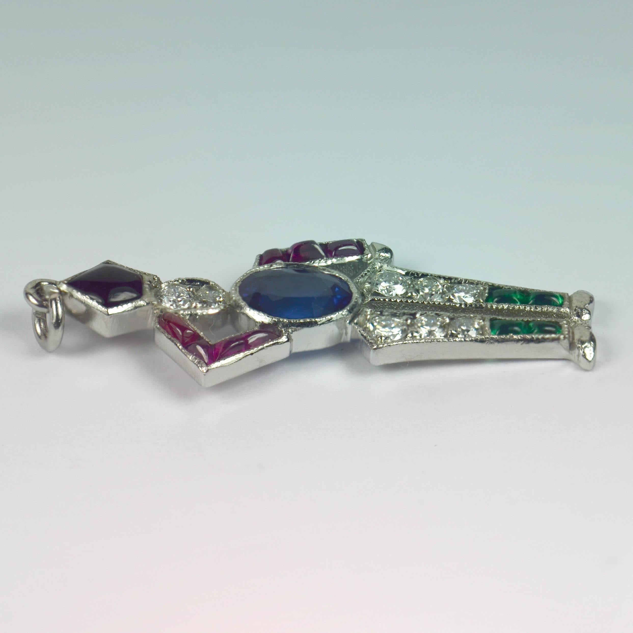 Art Deco Platin Smaragd Rubin Saphir Diamant Soldier Charm Anhänger (Ovalschliff) im Angebot