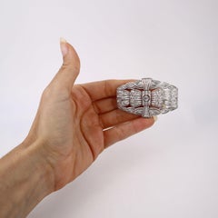 Art-Déco-Brosche aus Platin mit filigraner Verzierung und Diamanten