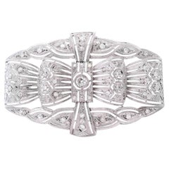 Art-Déco-Brosche aus Platin mit filigraner Verzierung und Diamanten