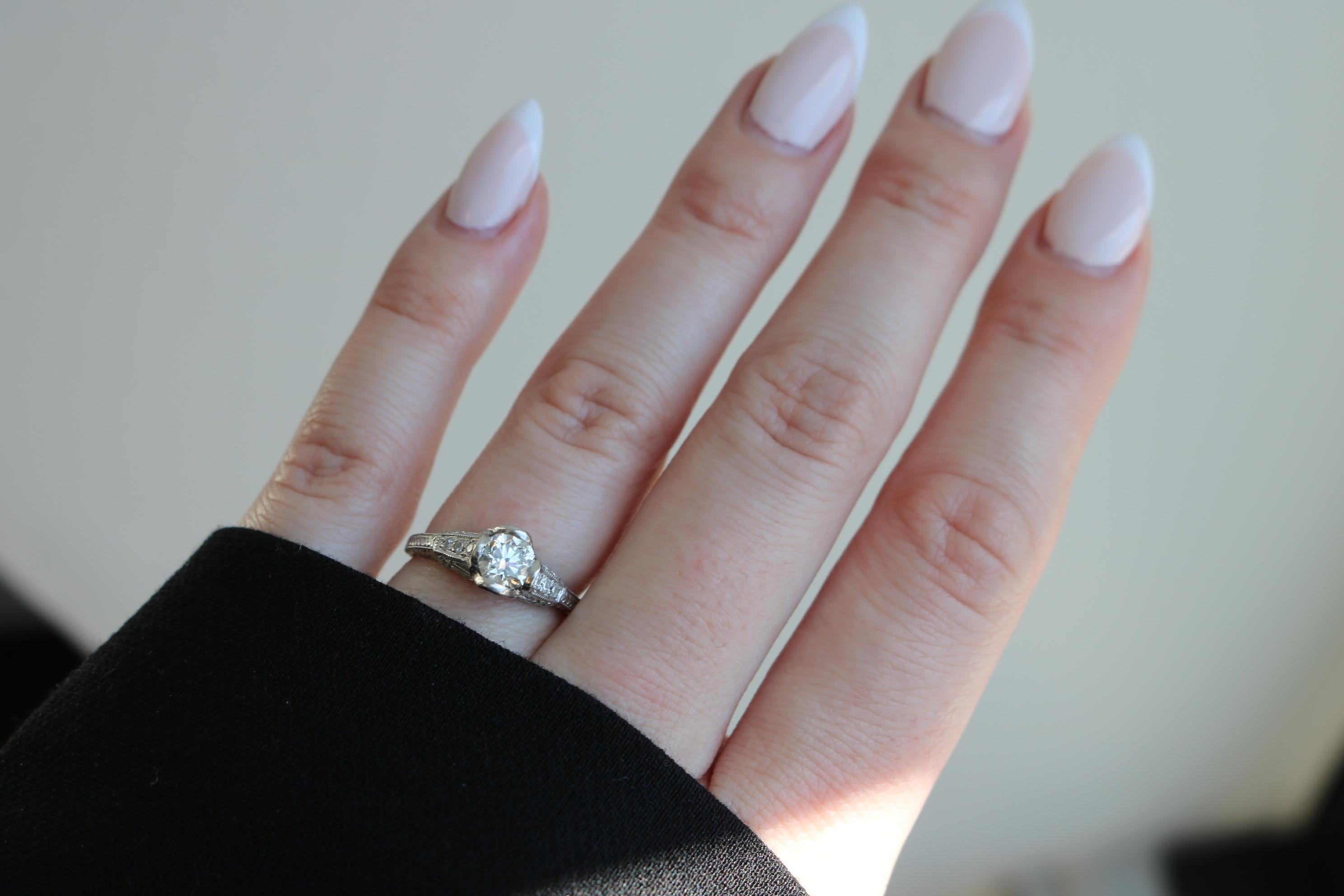 Anello impilabile di fidanzamento in platino filigranato Art Deco con diamanti ~.62ctw in vendita 3