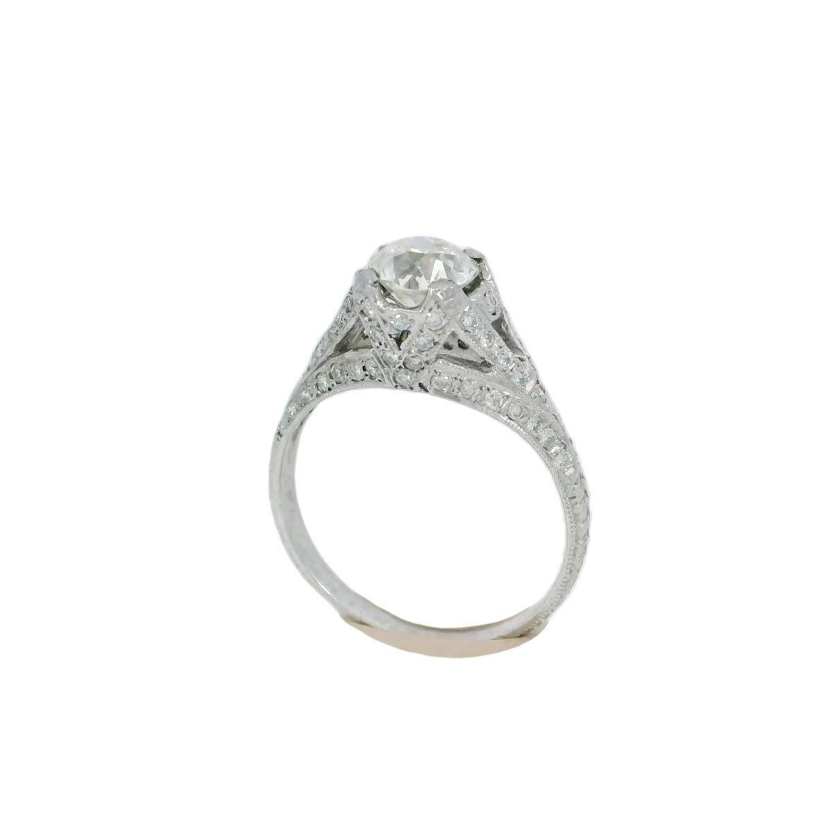 Anello impilabile di fidanzamento in platino filigranato Art Deco con diamanti ~.82ctw

Questo anello di fidanzamento Art of Vintage in platino ha al centro un diamante di taglio europeo da 0,82 carati, noto per la sua morbida luminosità e il suo