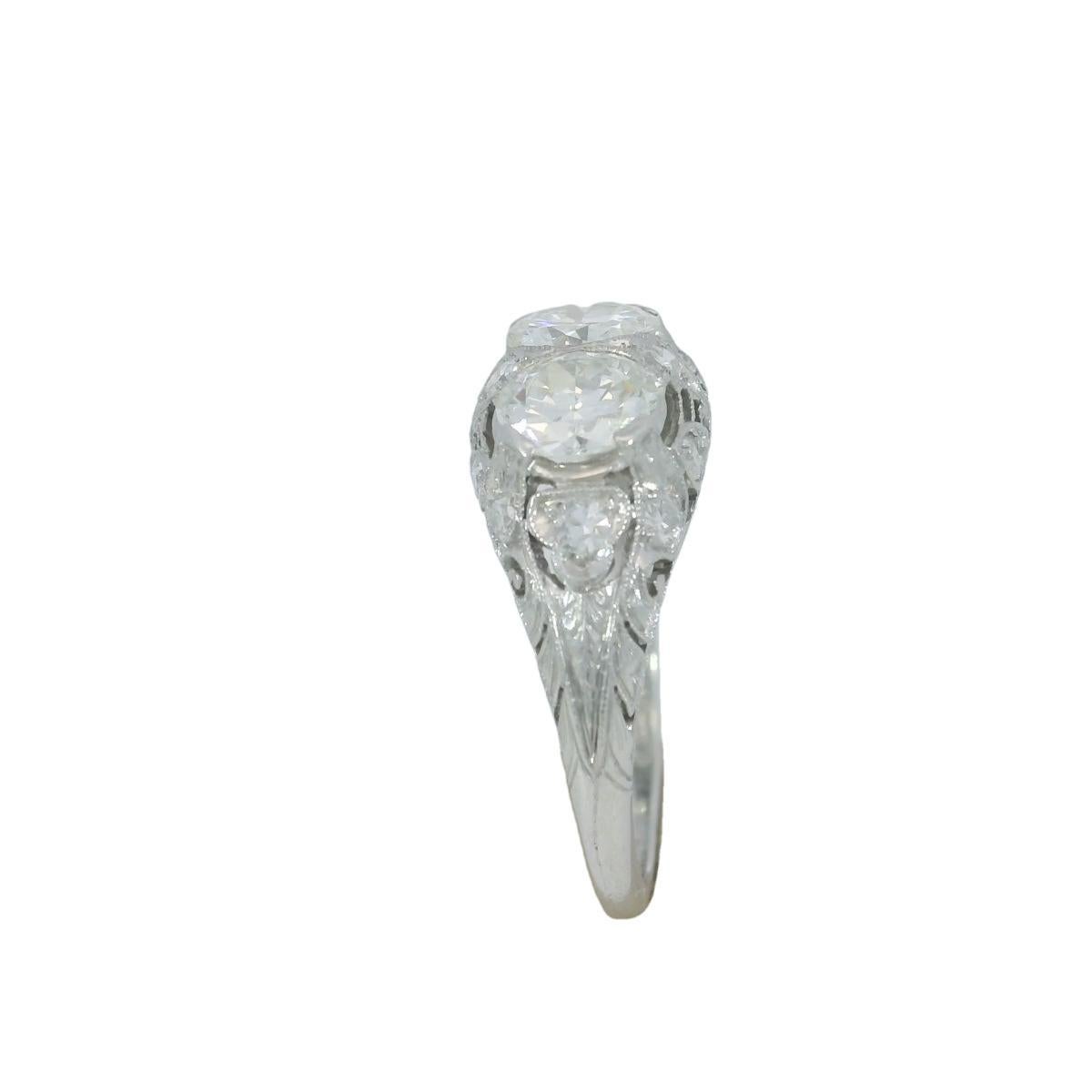 Anello di fidanzamento con diamante in platino

Questo anello di fidanzamento vintage riflette la bellezza senza tempo della sua epoca, incastonato in platino e incentrato su due diamanti bianchi taglio europeo, del peso di circa ~1,31 carati. Le