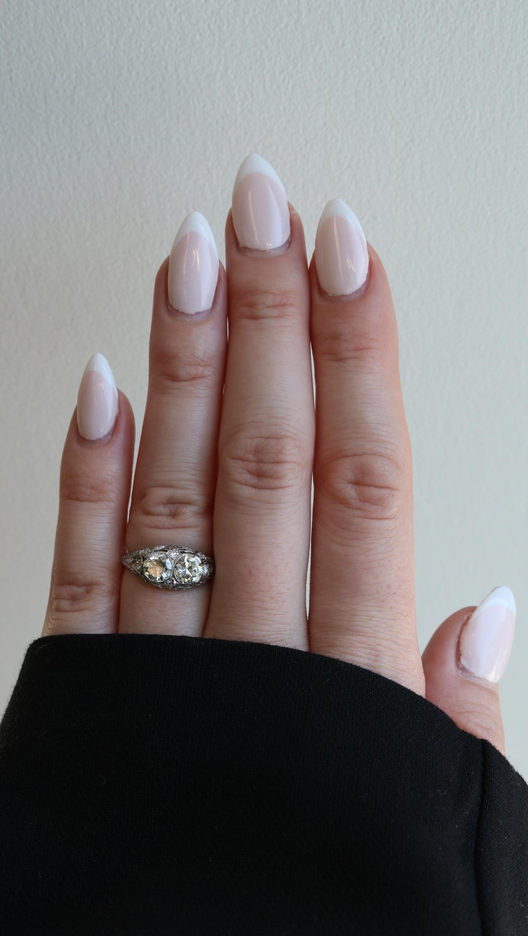 Art Déco Anello di fidanzamento Art Deco in platino a filigrana con doppio diamante in vendita