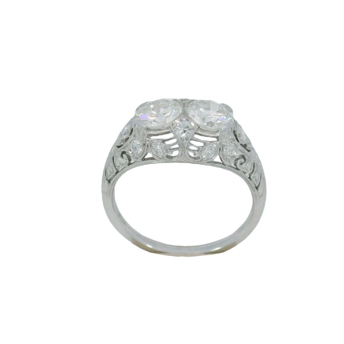 Taglio antico europeo Anello di fidanzamento Art Deco in platino a filigrana con doppio diamante in vendita