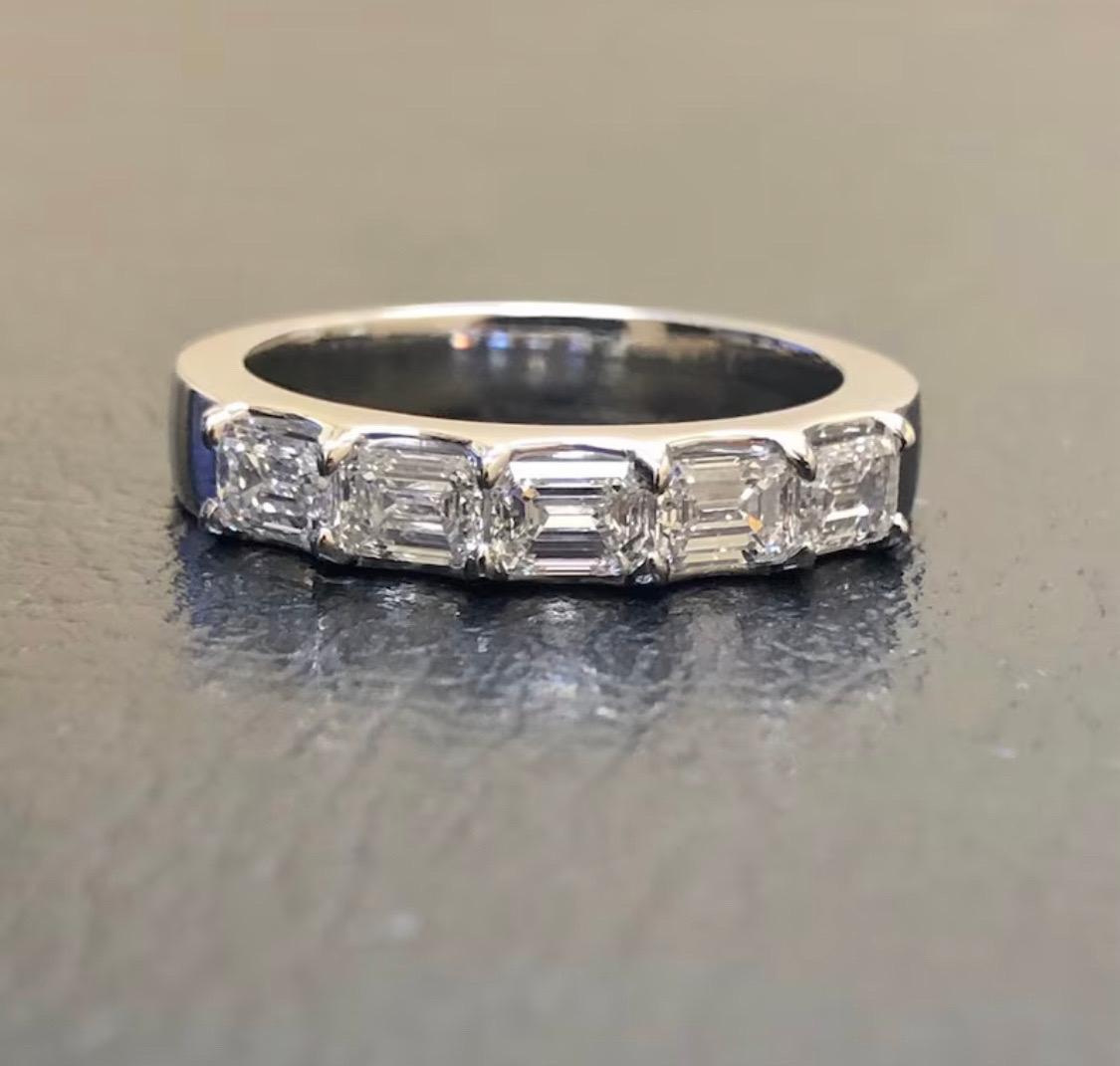 Verlobungsring aus Platin im Art déco-Stil mit fünf Steinen, 1,50 Karat Diamant im Smaragdschliff im Angebot 1