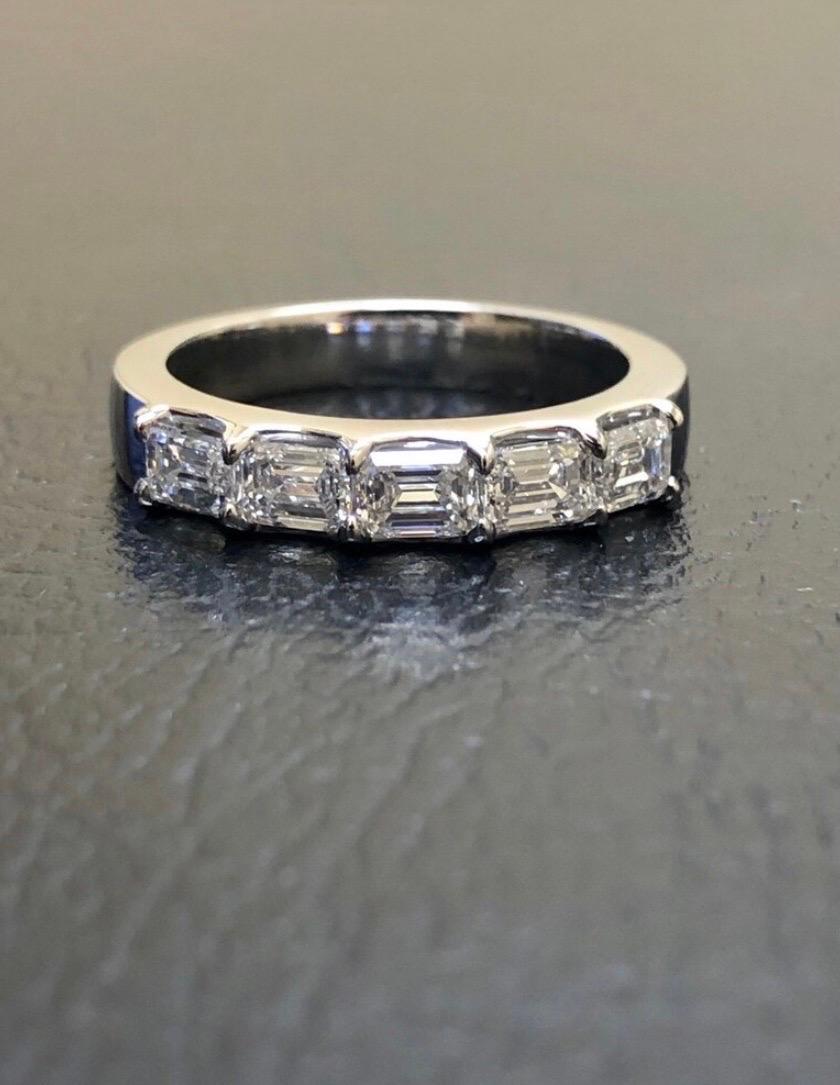 Verlobungsring aus Platin im Art déco-Stil mit fünf Steinen, 1,50 Karat Diamant im Smaragdschliff im Angebot 3