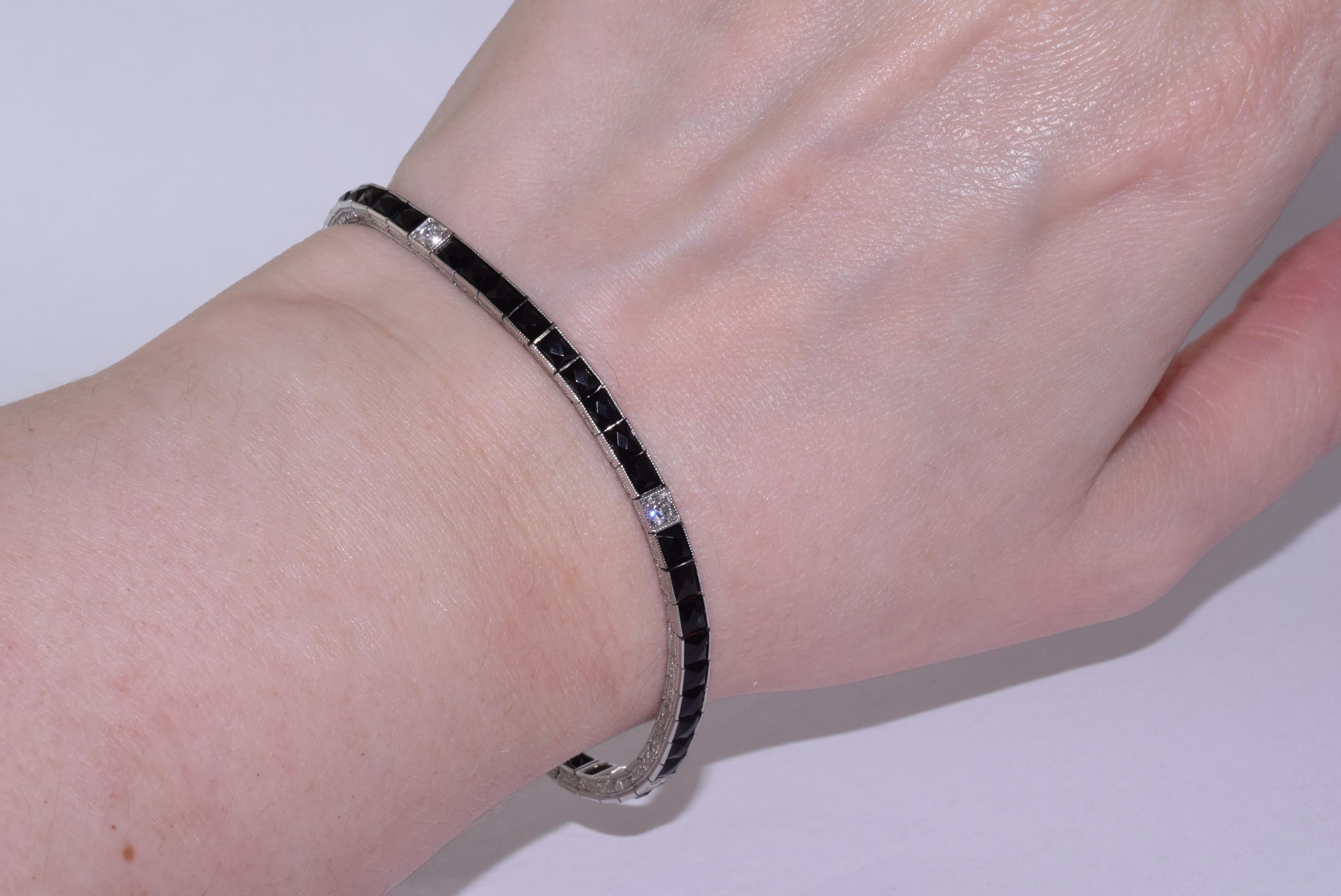 Bracelet ligne Art déco en platine avec onyx de taille française et diamants Bon état à New York, NY