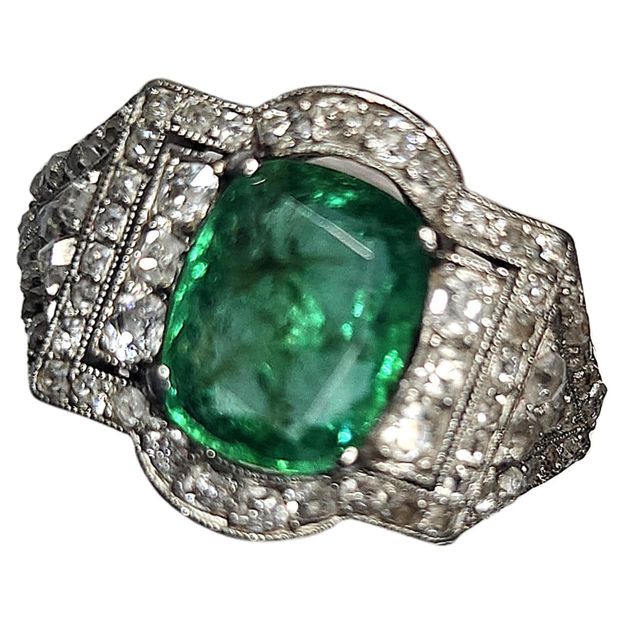 Art Deco Platinum French Emerald and Diamond Ring In Good Condition For Sale In Cairo, EG