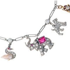 Bracelet à breloques Art déco en platine serti de pierres précieuses