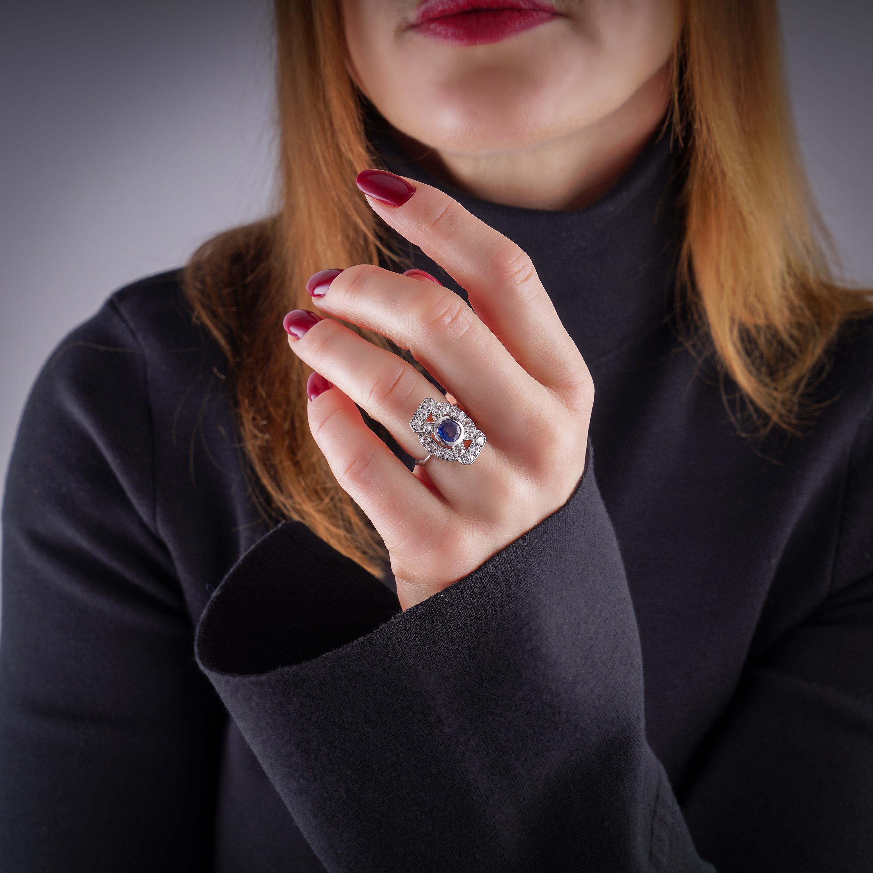 Art-Deco-Ring aus Platin und 18-karätigem Weißgold mit geometrischem Design, Saphiren und Diamanten.
Hergestellt in den CIRCA 1930er Jahren.

Abmessungen -
Fingergröße (UK) = J (US) = 4.75 (EU) = 49
Gewicht: 5,89 Gramm

Sapphire -
Hauptstein: 1,00