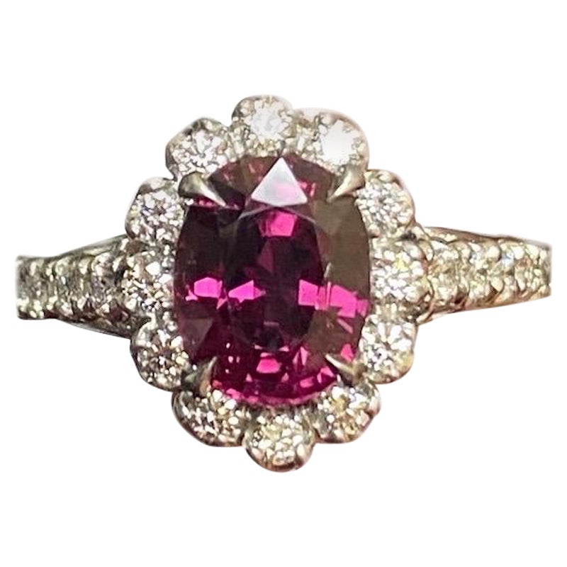 Colección DeKara Designs

Anillo de compromiso de diamantes de rubí ovalado inspirado en el art déco, extremadamente elegante y con halo certificado por el GIA.

Metal: 90% platino, 10% iridio.

Piedras- Rubí ovalado certificado por el GIA de 1,99