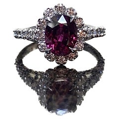 Bague de fiançailles Art Déco en platine certifiée par le GIA, avec rubis ovale et diamant en halo.
