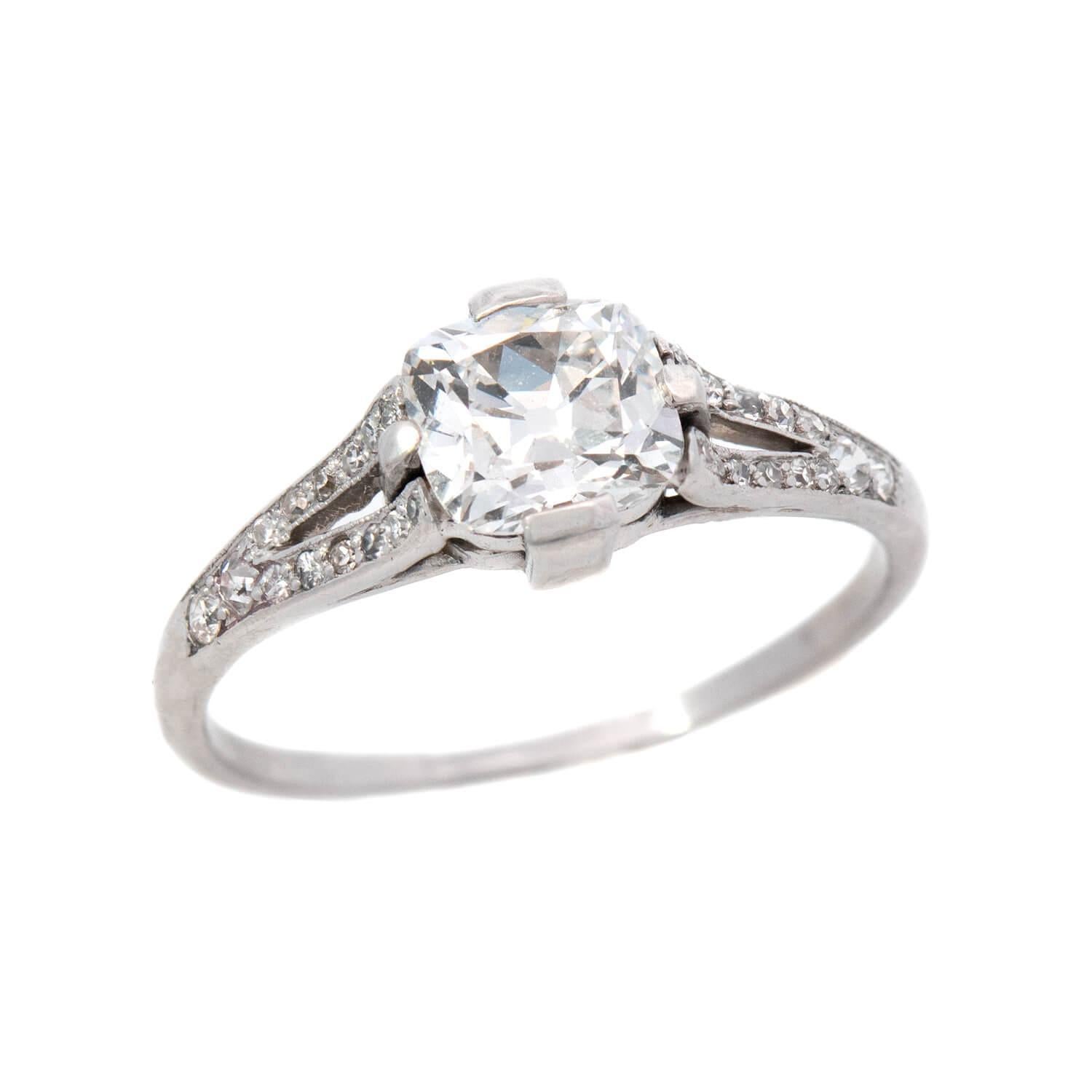 Ein fabelhafter Verlobungsring aus der Zeit des Art déco (ca. 1920)! Dieses wunderschöne Schmuckstück ist aus Platin gefertigt und mit einem Diamanten im Peruzzi-Schliff von 1,13 Karat besetzt. Der Stein wird von einer vierzackigen Fassung gehalten