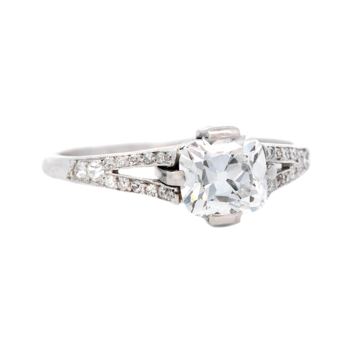 ¡Un fabuloso anillo de compromiso de la época Art Déco (hacia 1920)! Elaborada en platino, esta magnífica pieza incorpora un diamante talla Peruzzi de 1,13 ct. La piedra está engarzada con cuatro puntas y bellamente facetada. El diamante central