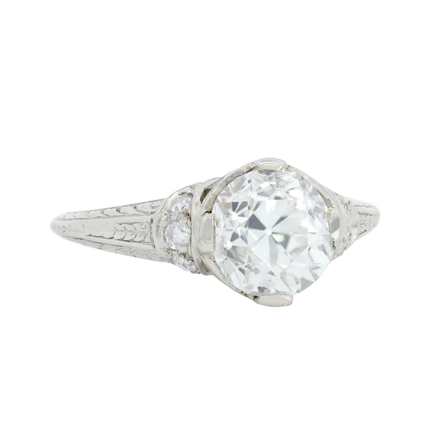 Une magnifique bague de fiançailles en platine et diamant de l'époque Art Déco (ca1920) ! Un diamant de taille européenne ancienne, de couleur J et de pureté SI1, d'un poids approximatif de 1,52 ct, est serti dans une monture filigrane à griffes. La