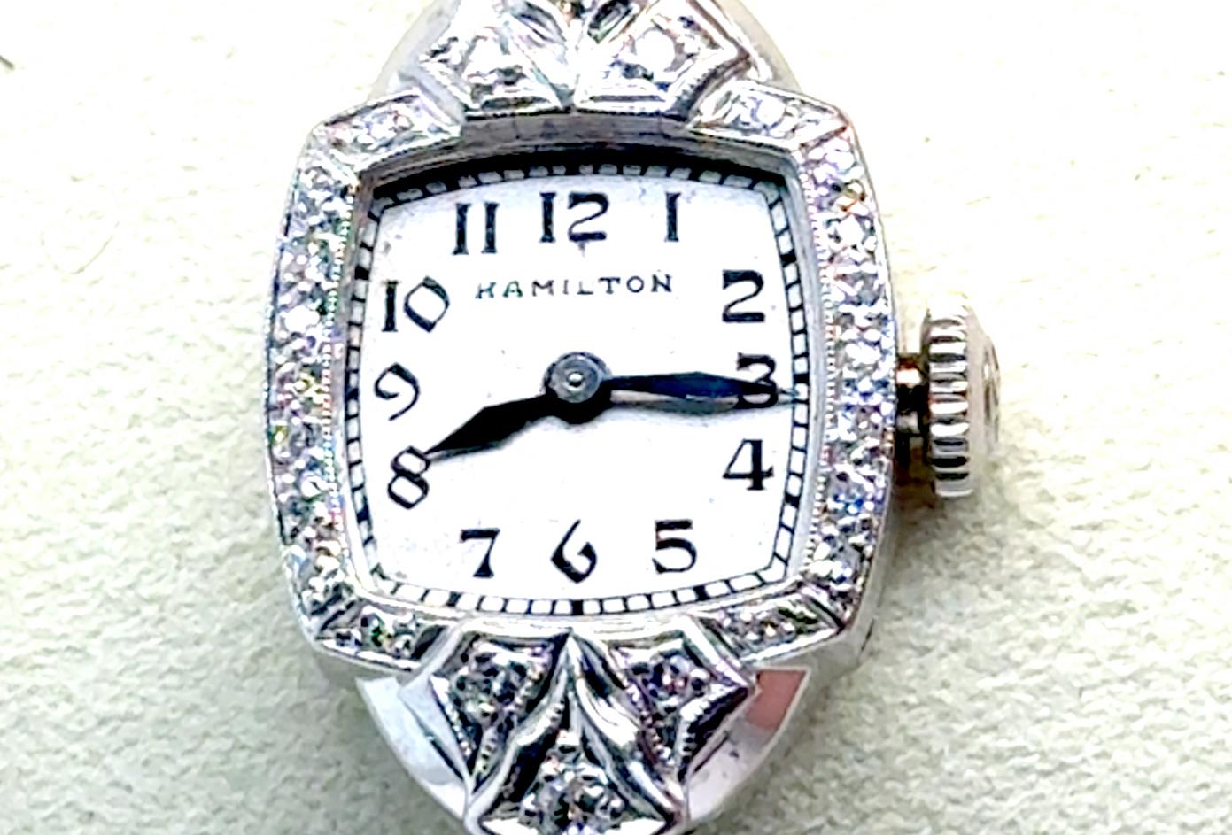 Véritable Original Art Deco Antique from 1937 Hamilton Platinum Ladies Platinum Watch 1ct Diamonds

Le boîtier en platine offre une valeur durable, tandis que les diamants taillés dans la masse apportent un niveau d'éclat et de sophistication qui