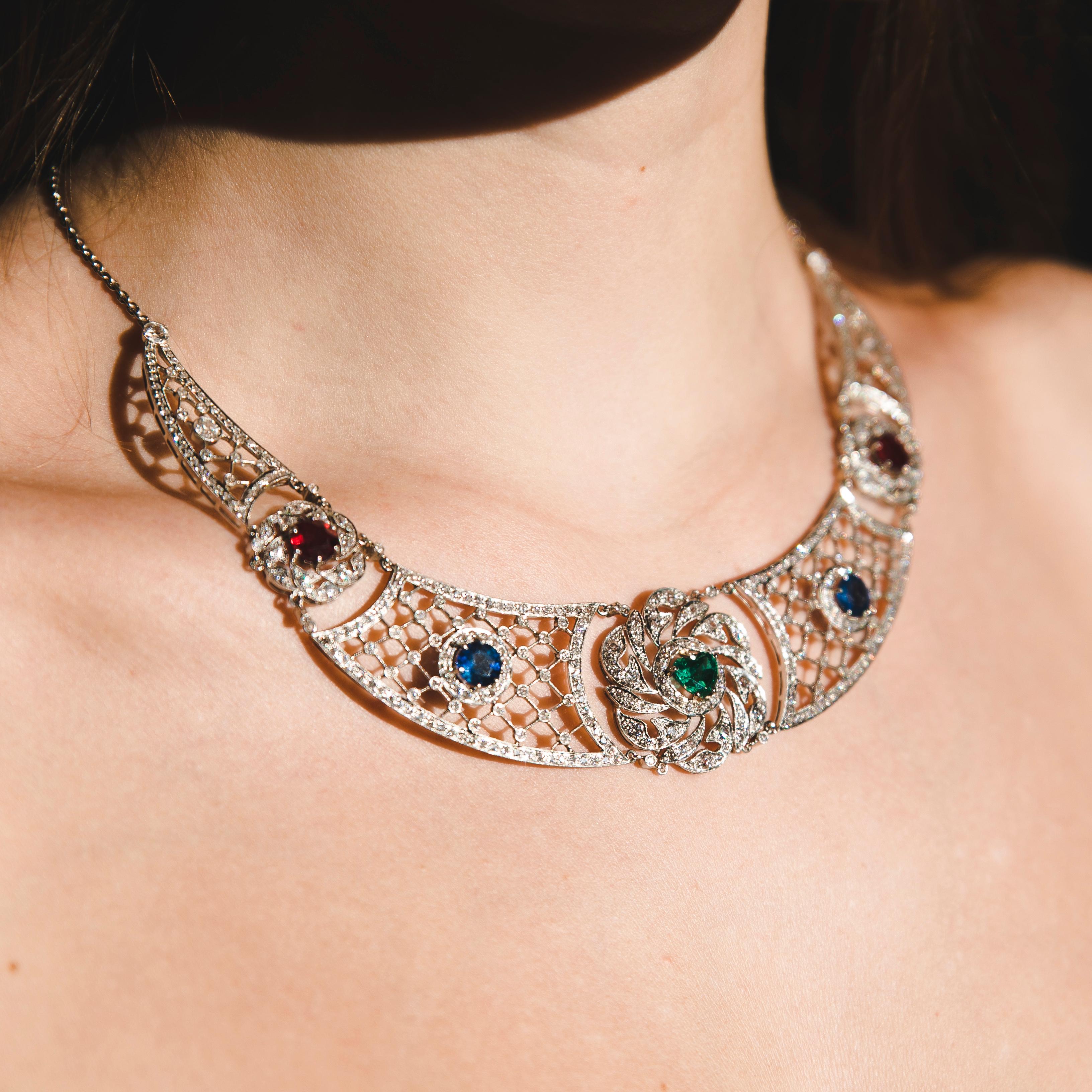 Art Deco Platinum Heart-Shaped Emerald Sapphires Rubies Diamond Necklace, 1920 For Sale 5