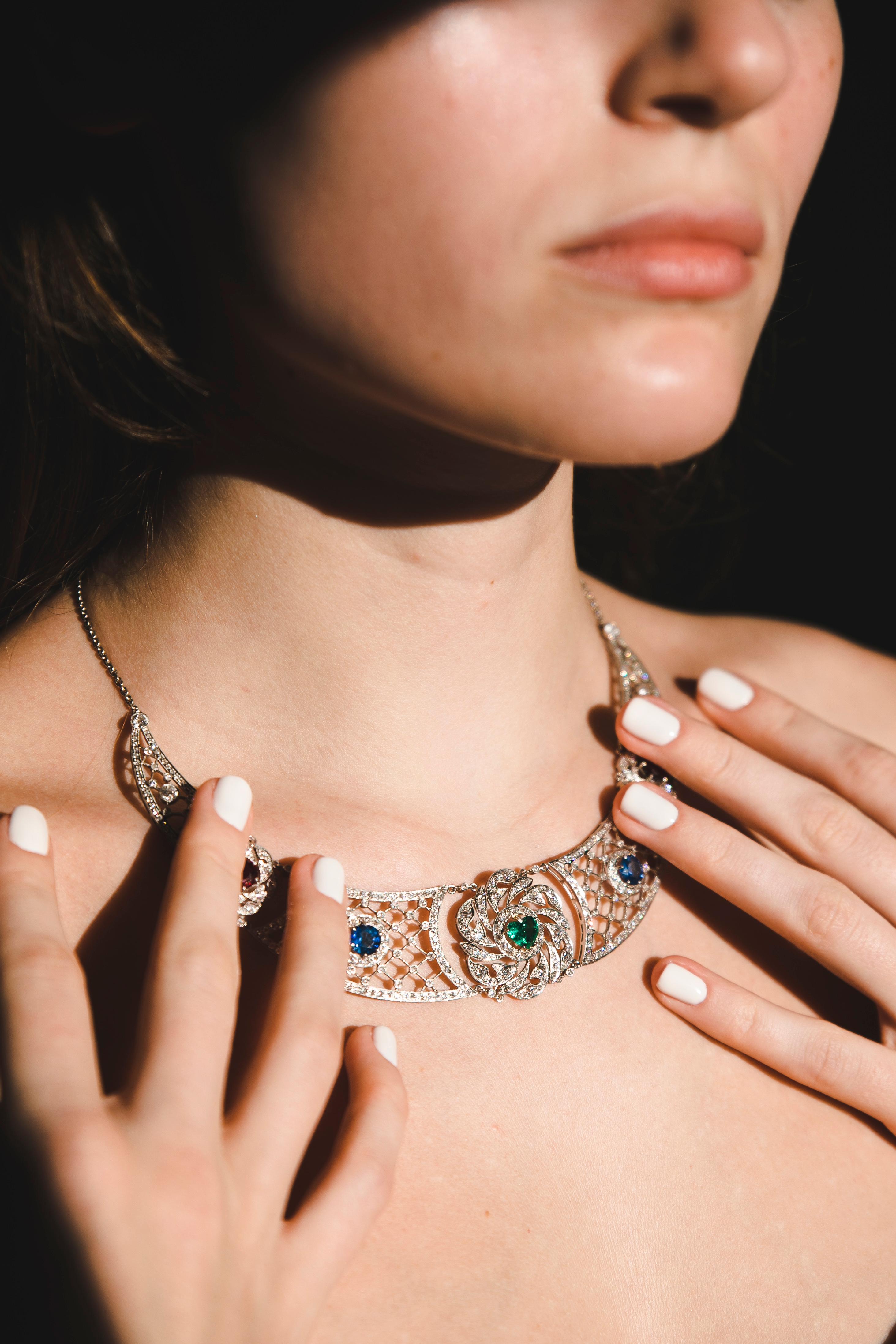 Art Deco Platinum Heart-Shaped Emerald Sapphires Rubies Diamond Necklace, 1920 For Sale 6