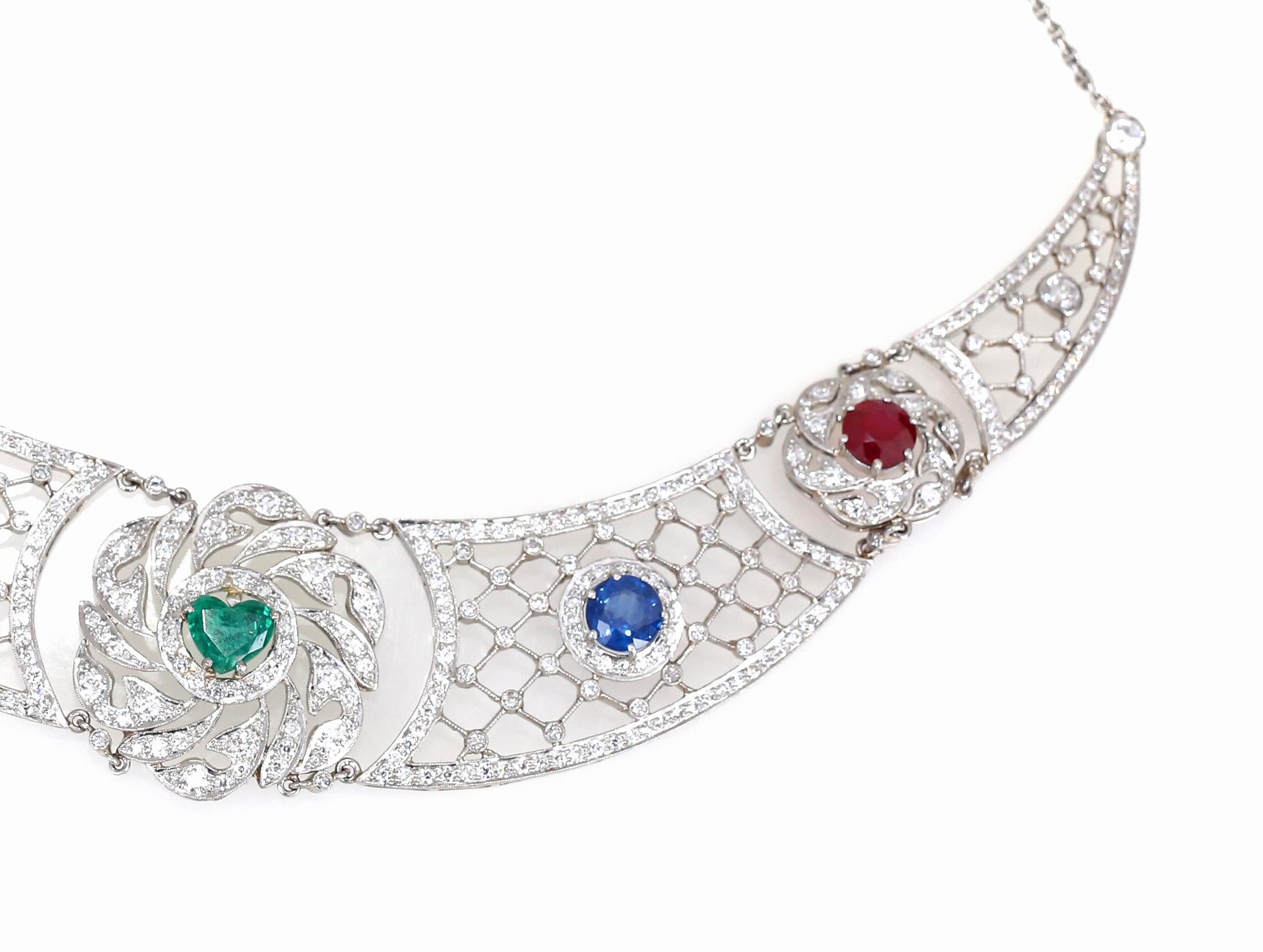 Women's Art Deco Platinum Heart-Shaped Emerald Sapphires Rubies Diamond Necklace, 1920 For Sale