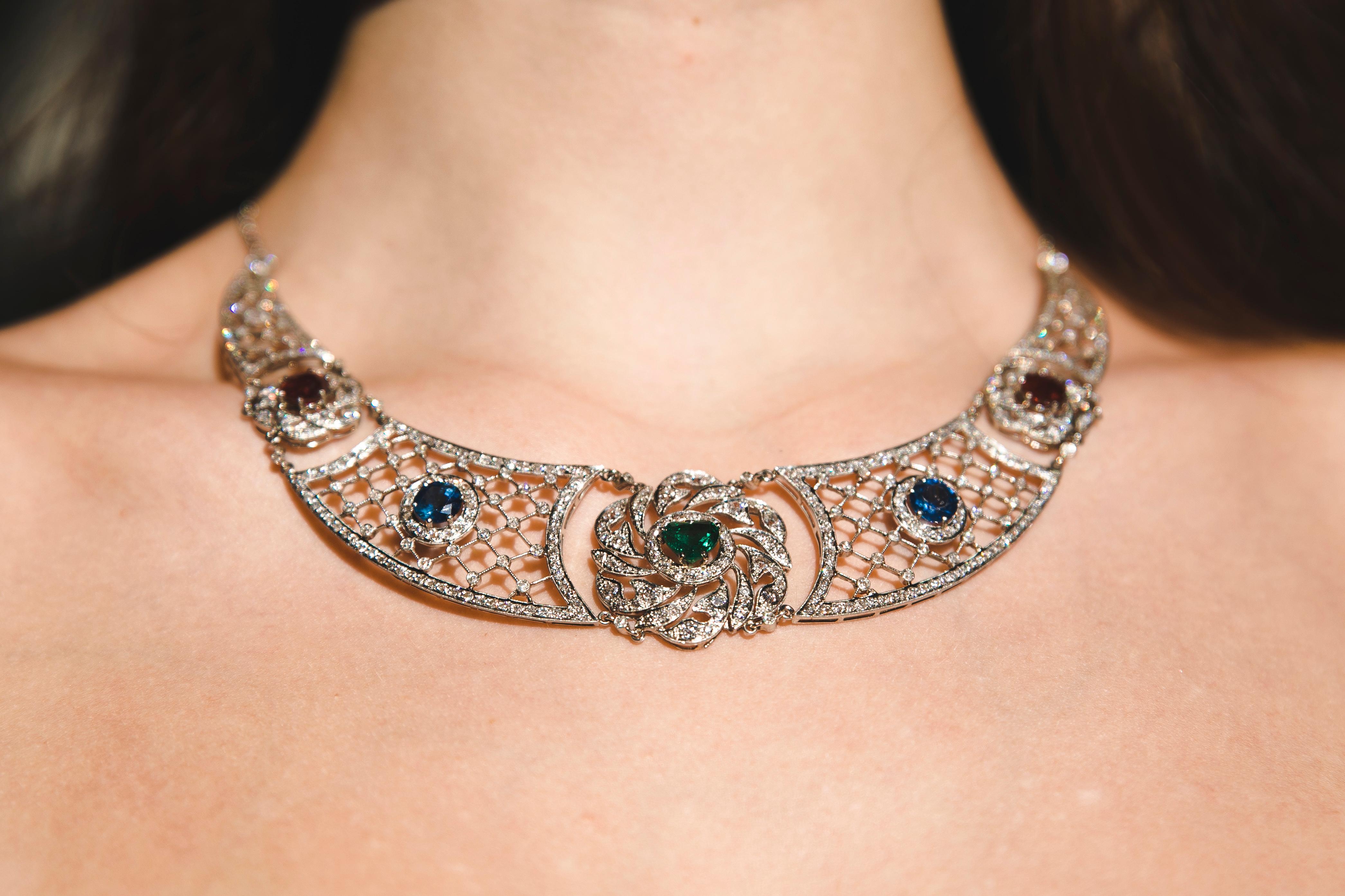 Art Deco Platinum Heart-Shaped Emerald Sapphires Rubies Diamond Necklace, 1920 For Sale 2