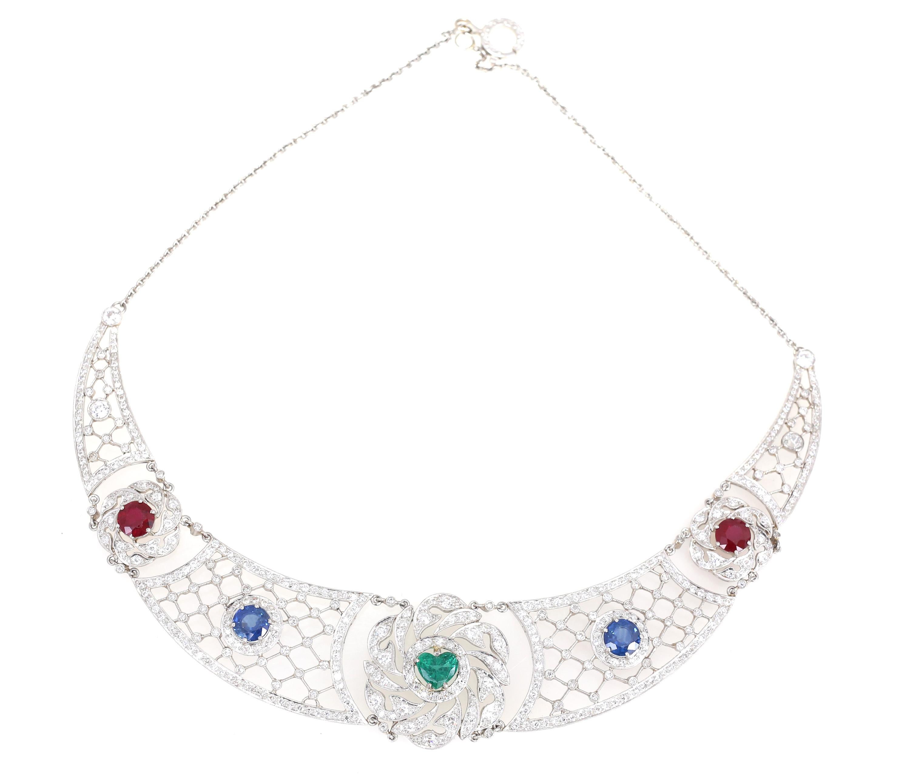 Art Deco Platinum Heart-Shaped Emerald Sapphires Rubies Diamond Necklace, 1920 For Sale 3