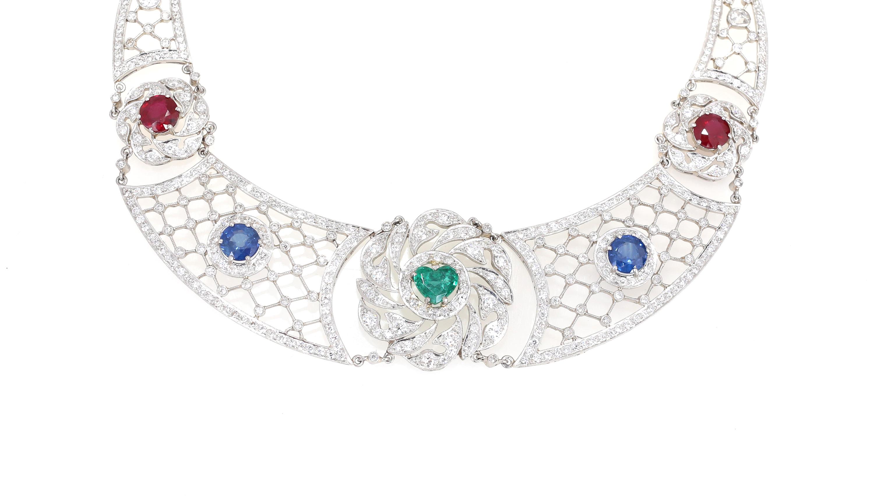 Art Deco Platinum Heart-Shaped Emerald Sapphires Rubies Diamond Necklace, 1920 For Sale 4
