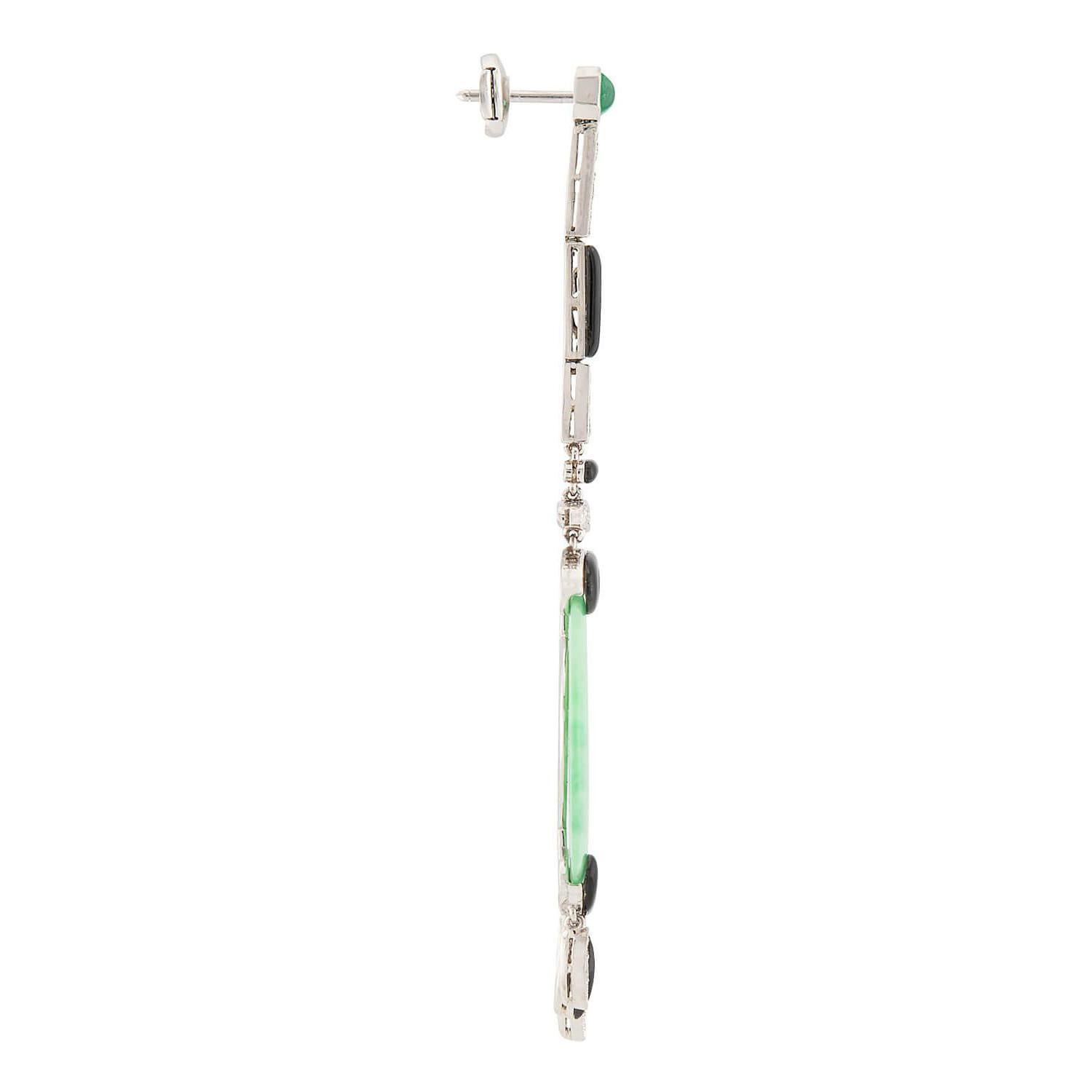 Favolosi orecchini a disco di giada dell'epoca Art Deco (ca. 1920)! Realizzato in platino, ogni orecchino inizia con una montatura di smeraldo. Gli splendidi smeraldi sono incastonati in castoni e mostrano una meravigliosa tonalità verde. Gli