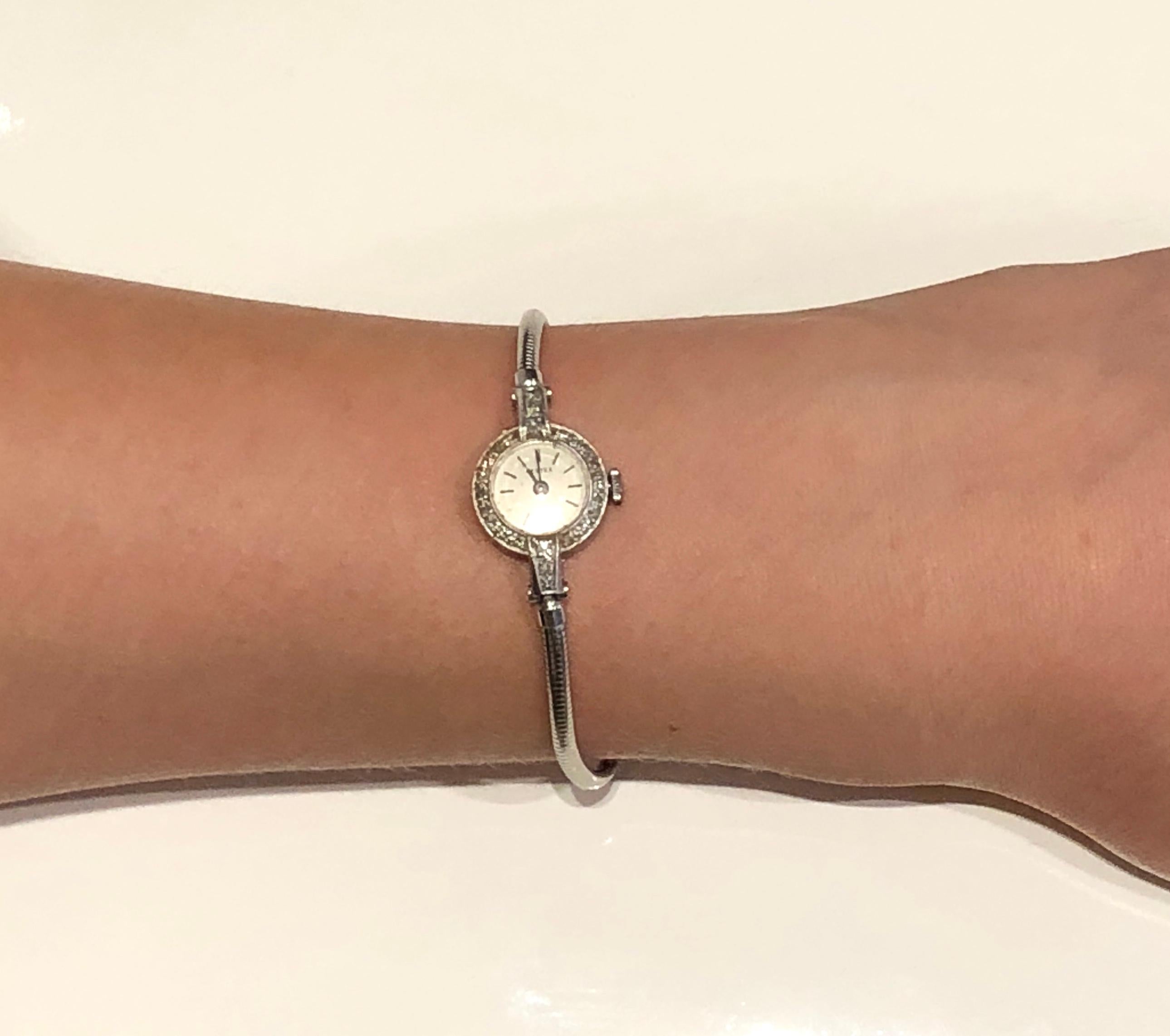 Montre-bracelet vintage pour dame en platine Vertex rose incrusté de diamants, signée et estampillée avec fermoir, longueur du poignet jusqu'à 7 pouces, 3 longueurs réglables sur le bracelet.