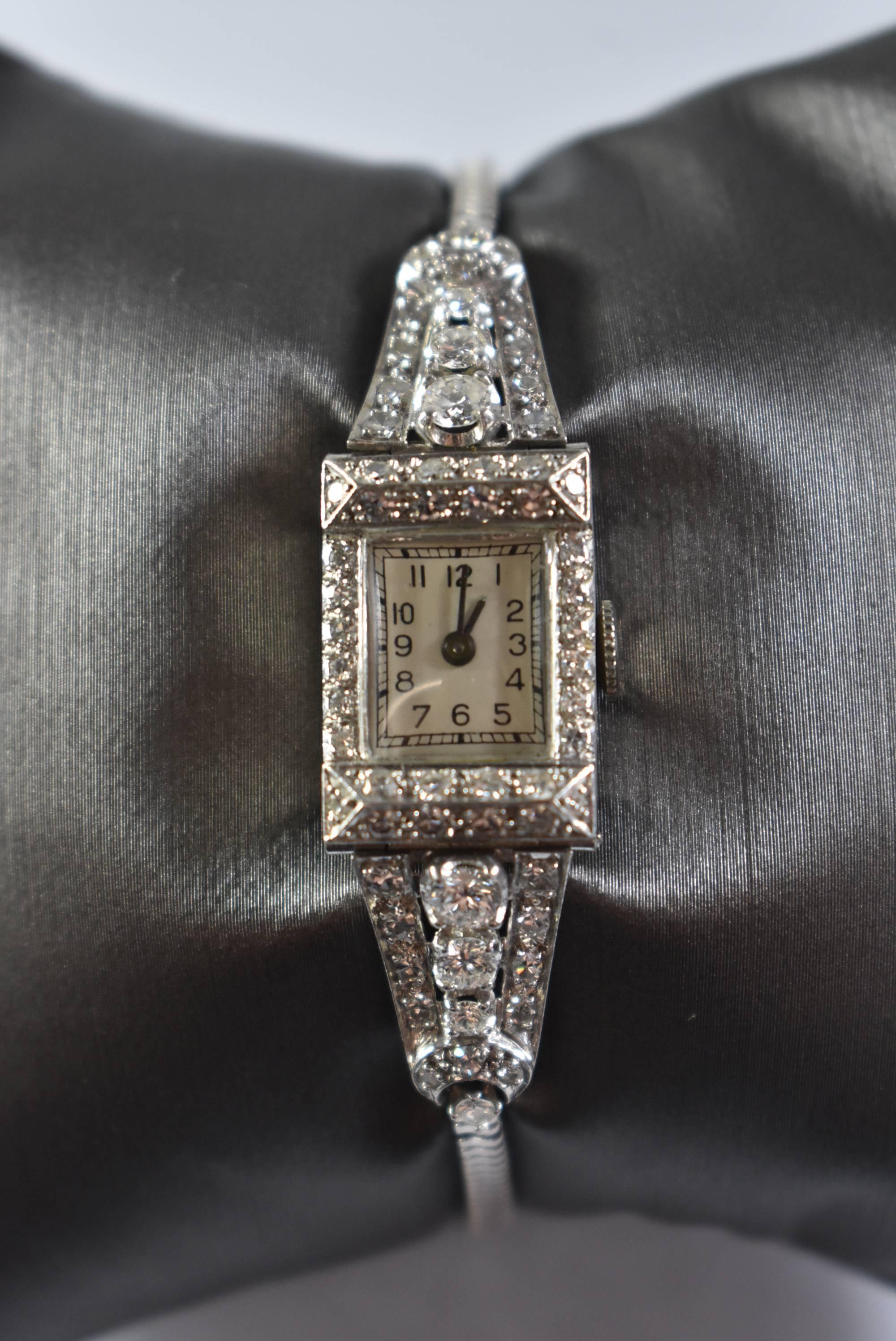 Art-déco-Damenarmbanduhr aus Platin mit Diamanten (Art déco) im Angebot