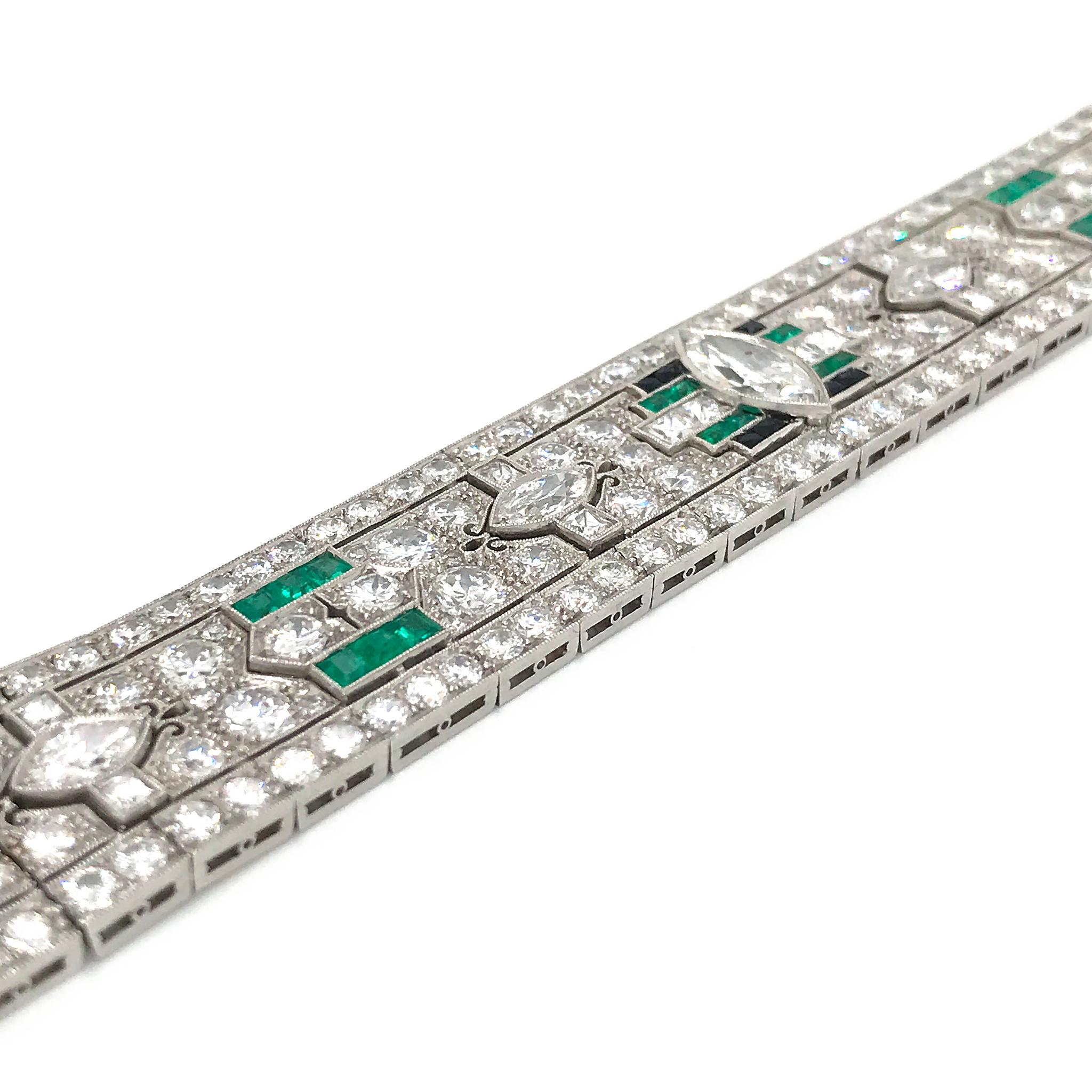 Art Deco Platinum Magnificent Emerald and Diamond 1917-1925 Bracelet In Excellent Condition In New York, NY