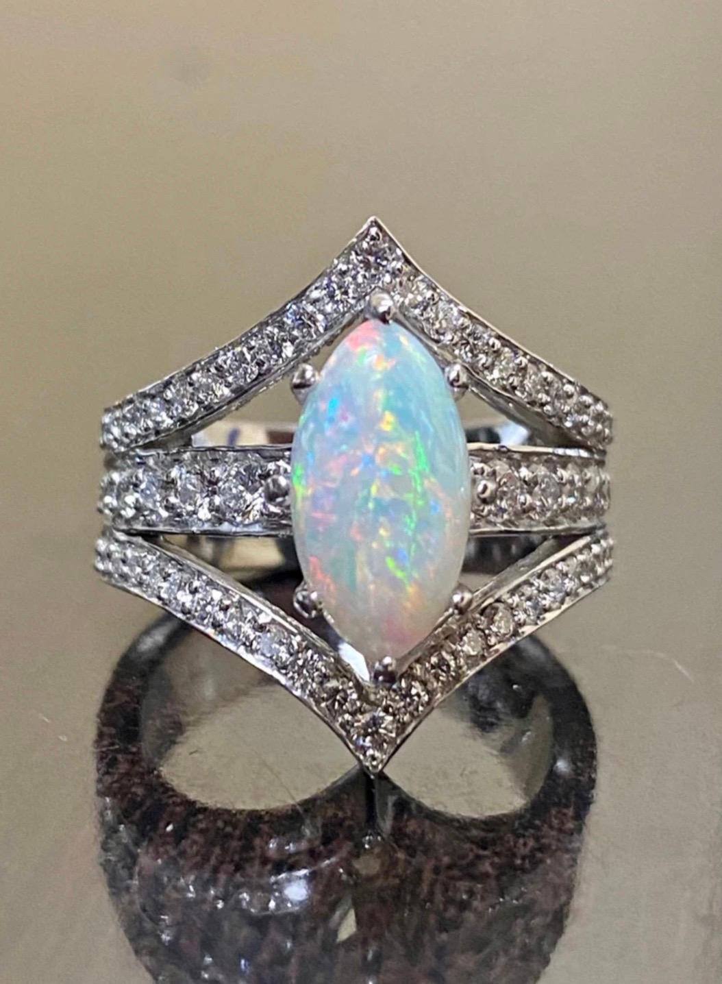 DeKara Design Collection'S

Unser neuestes Design! Ein eleganter und glänzender australischer Coober Pedy Opal, umgeben von Diamanten in einer handgefertigten Platinfassung.

Metall - 90% Platin, 10% Iridium. 20,60 Gramm

Steine- 1 echter