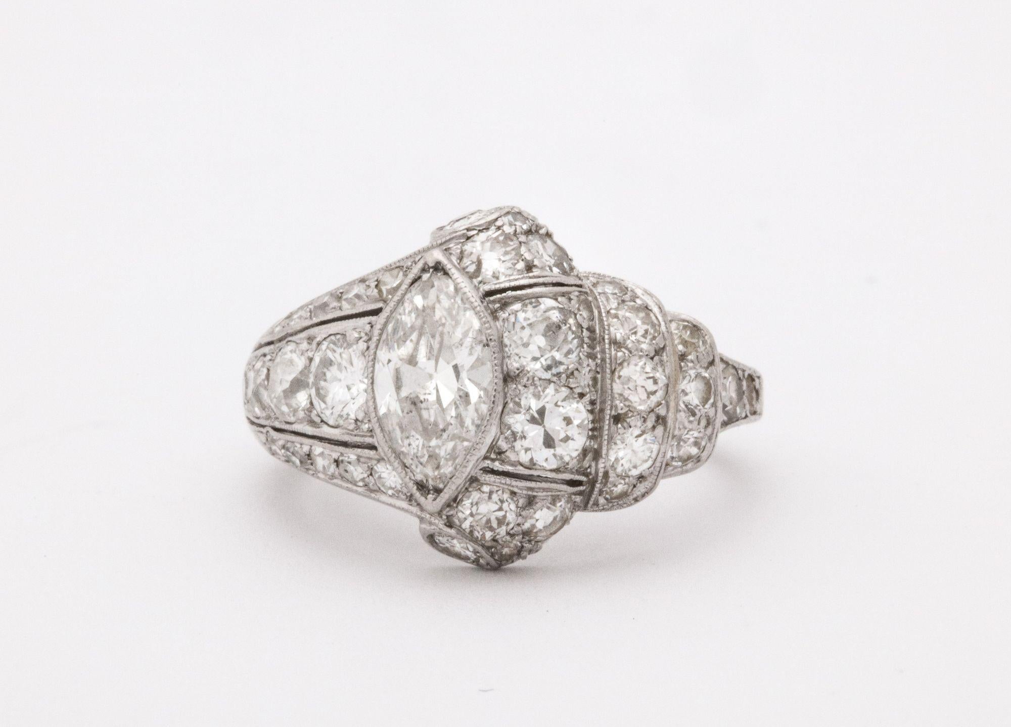 Eine wunderbare Art Deco Platin Verlobung / Cocktail-Ring mit einem Zentrum Marquise 0,80 Karat Diamant mit 0,80 Karat von kleineren Diamanten umgeben.
Dieser Platinring im Art-Déco-Stil trägt einen Marquise-Diamanten von 0,80 Karat in der Mitte,