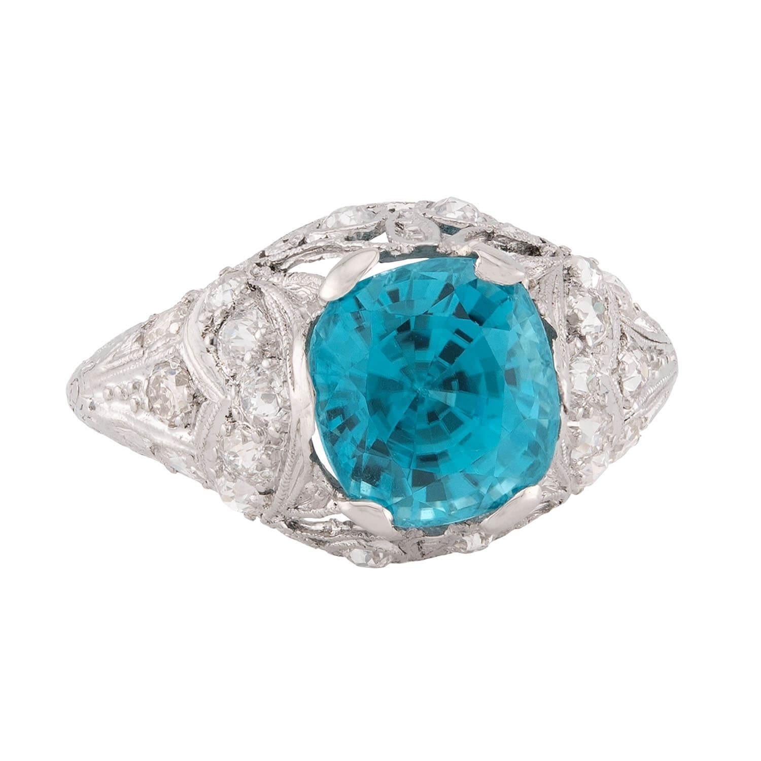 Un favoloso anello con zircone dell'epoca Art Deco (ca. 1920)! Realizzato in platino, questo anello è caratterizzato da uno zircone centrale di 5,37 tagliato a cuscino e incastonato. Lo zircone è meravigliosamente sfaccettato e mostra un'incredibile