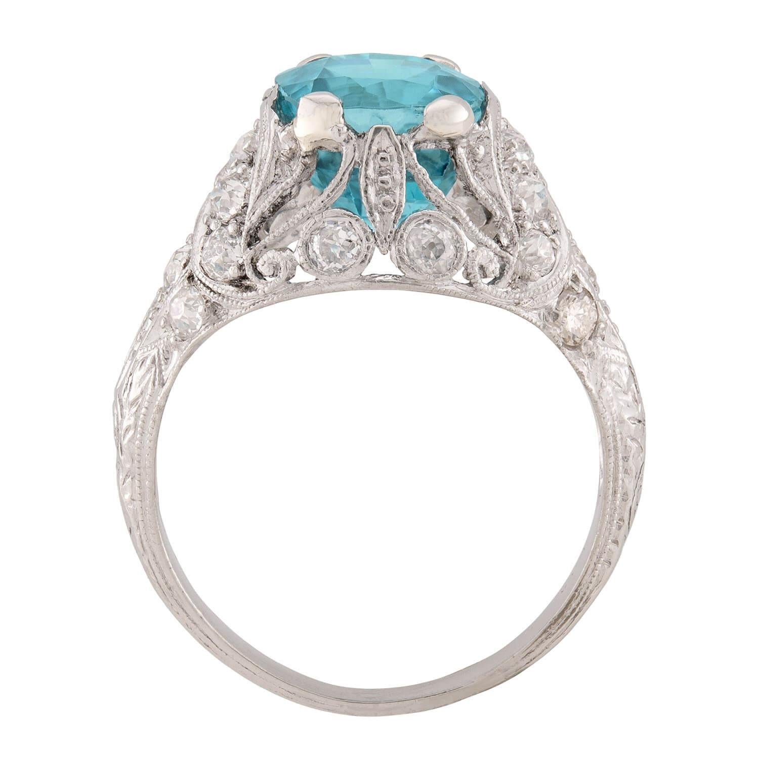 Taglio cuscino Anello Art Deco in platino con zirconi e diamanti in vendita