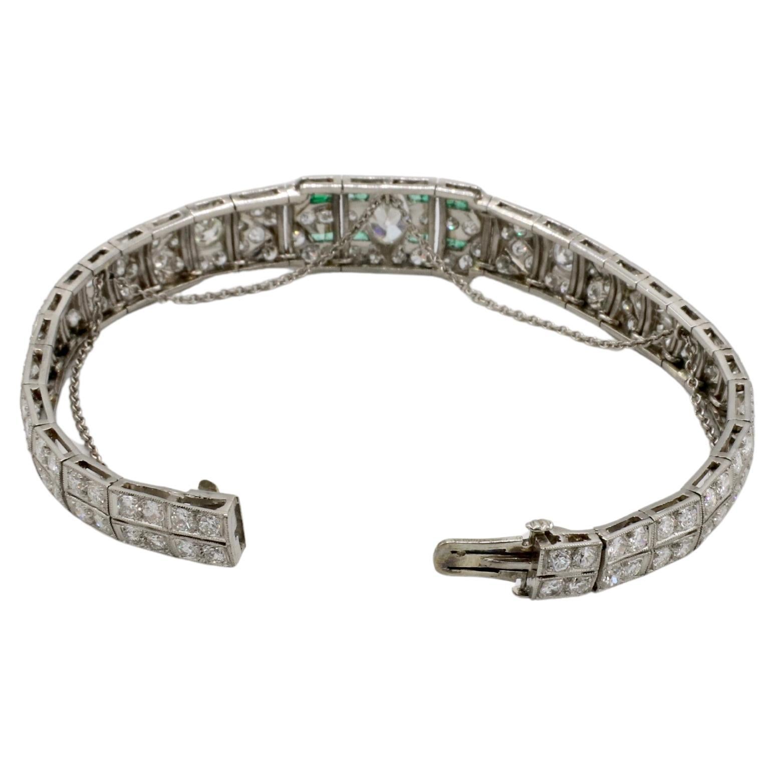 Bracelet ceinture antique en platine de 8,55 carats de diamants naturels et d'émeraudes vertes 
Métal : Platine
Poids : 22,16 grammes
Diamant central : Diamant naturel de forme marquise, environ 0,80 carat G VS
Diamants d'accentuation : Environ 7,75